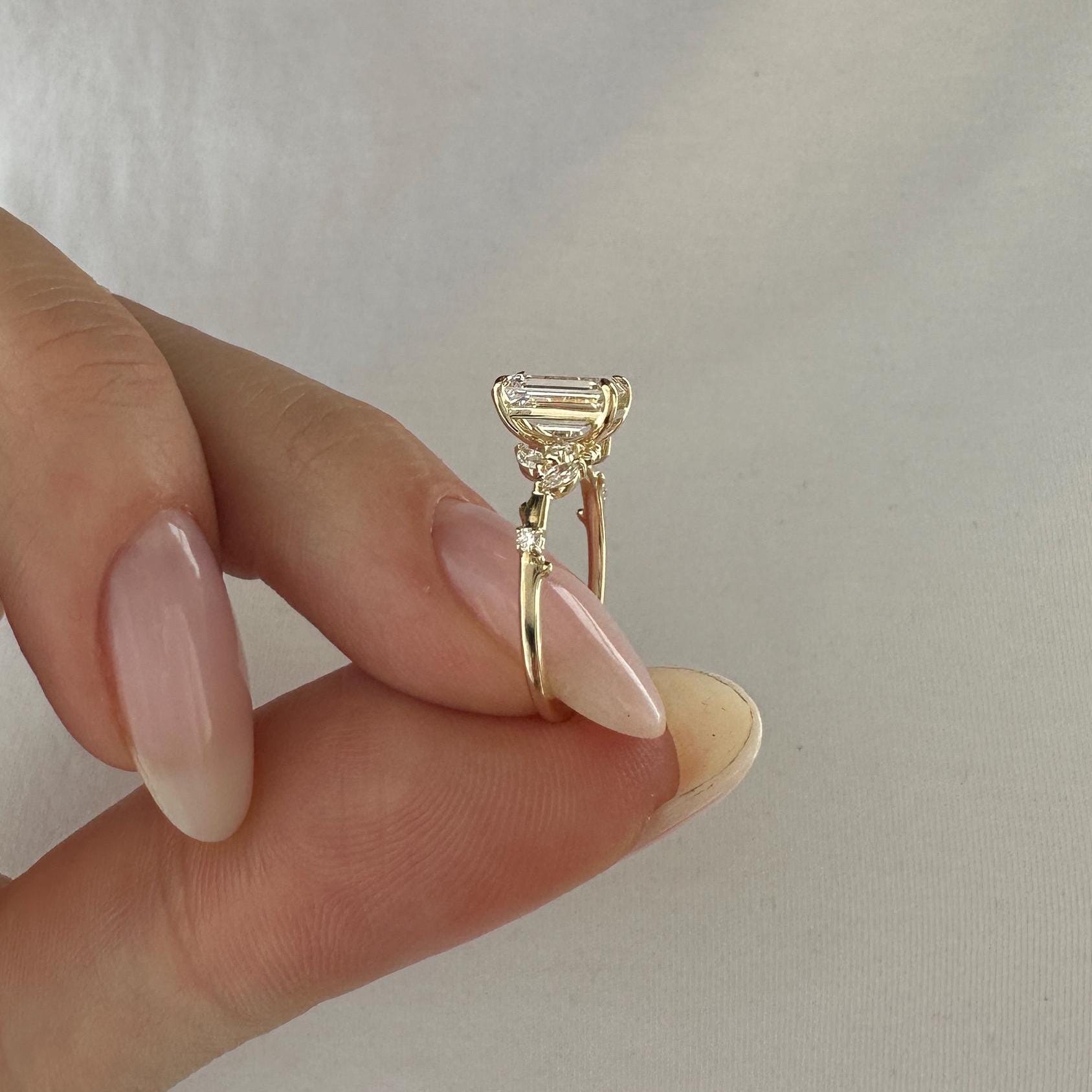 Seraphina Anillo de Compromiso Naturaleza con Diamante de Laboratorio Corte Esmeralda 2 Quilates en Oro de 14K