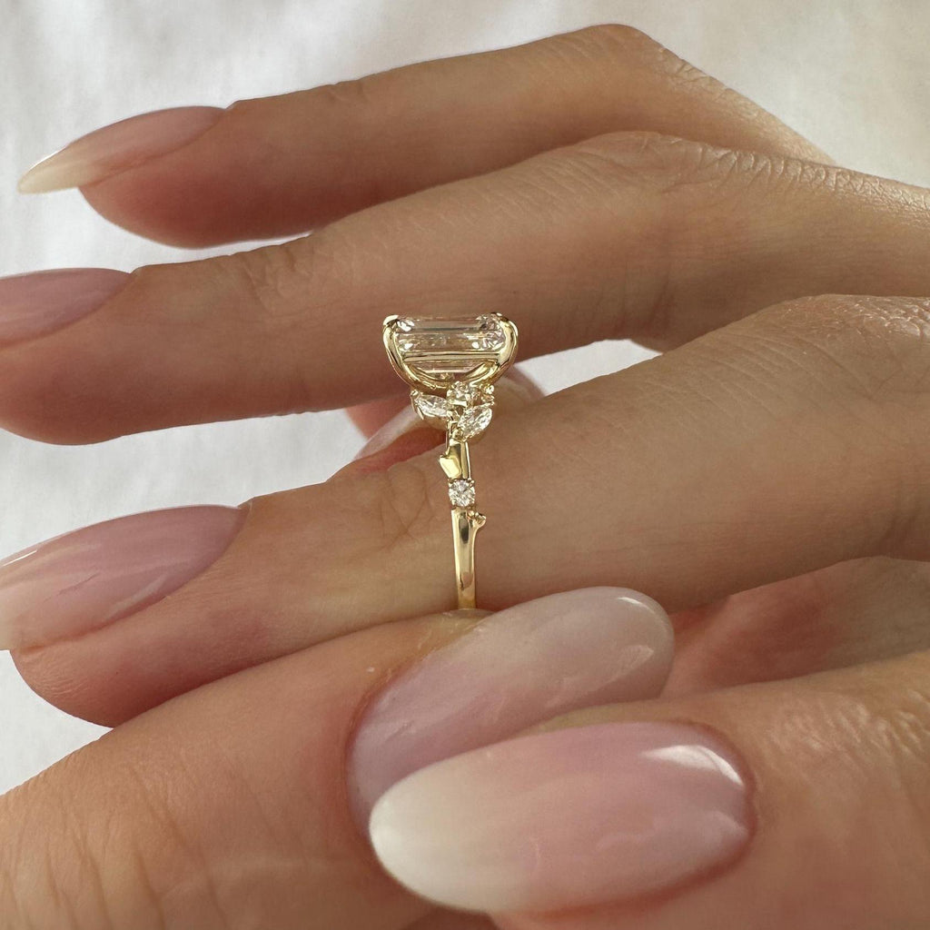 Seraphina Anillo de Compromiso Naturaleza con Diamante de Laboratorio Corte Esmeralda 2 Quilates en Oro de 14K