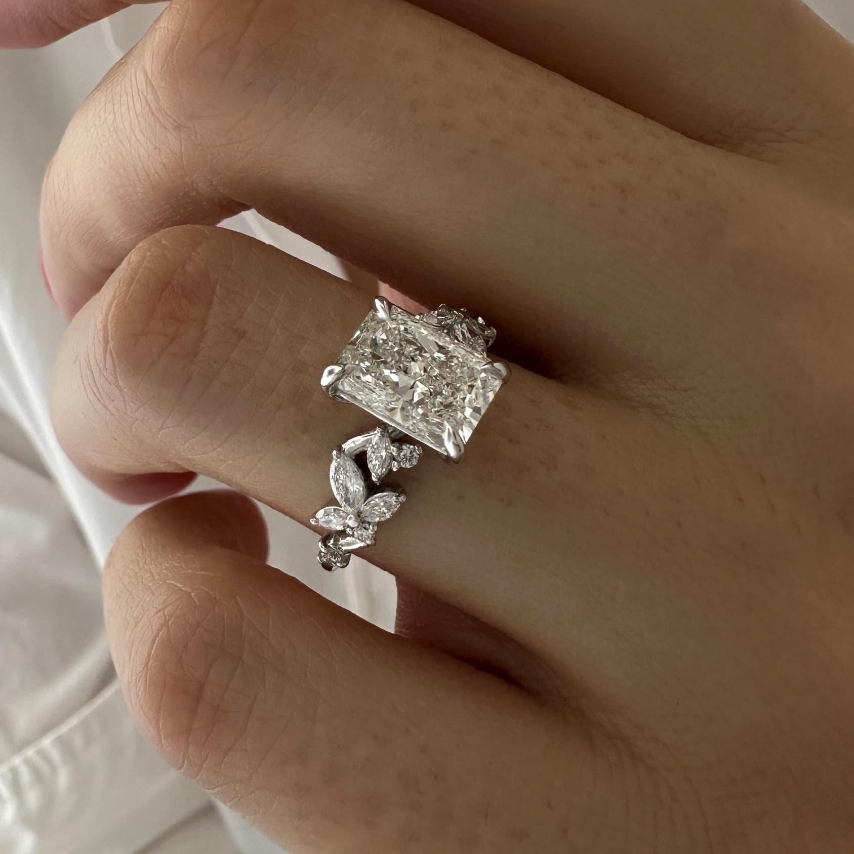 Aeris Anillo de Compromiso Inspirado en la Naturaleza  Diamante de Laboratorio Corte Radiante de 2 CT