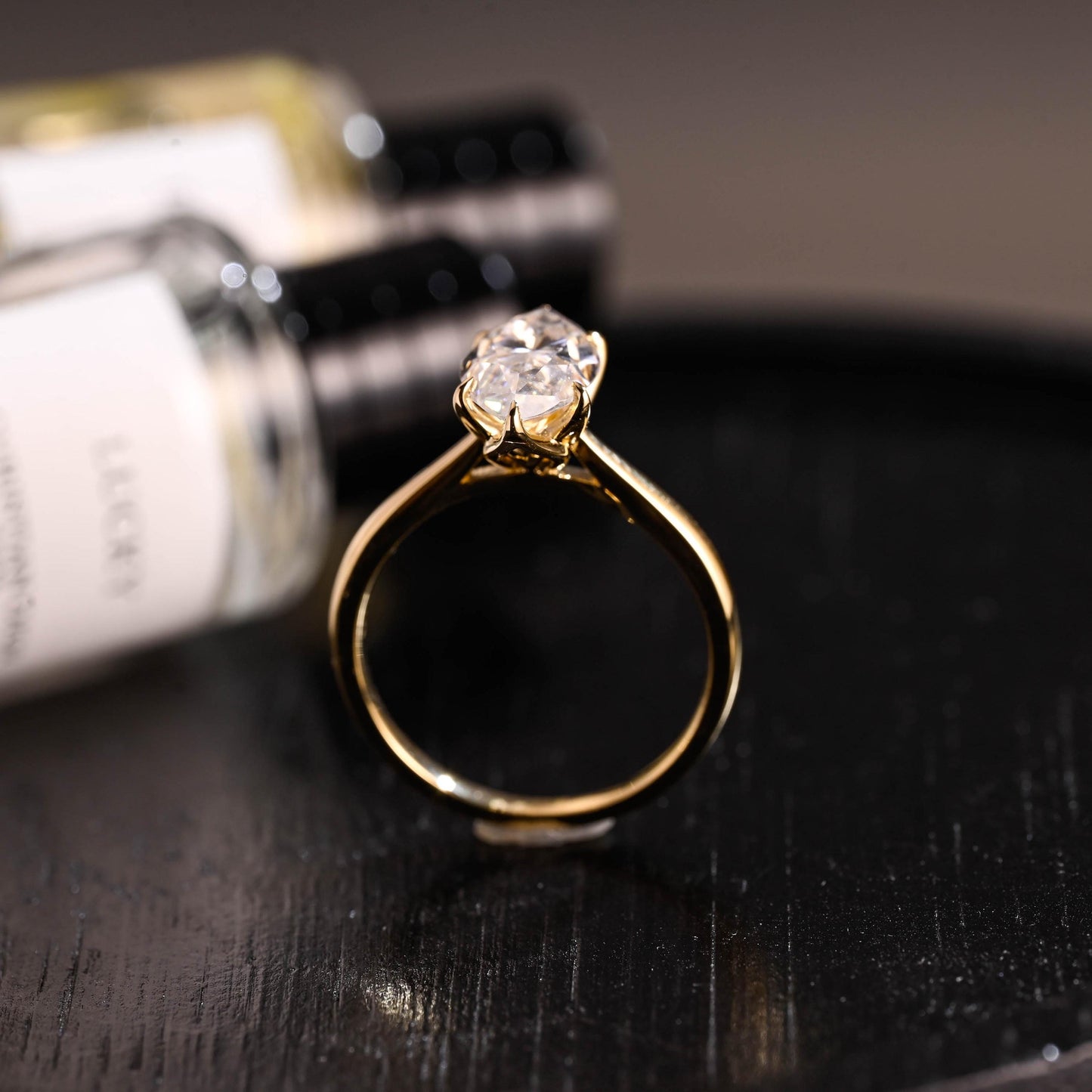 2.5 ct · Anillo de Compromiso Tulipán Corte Marquise con Montura Catedral