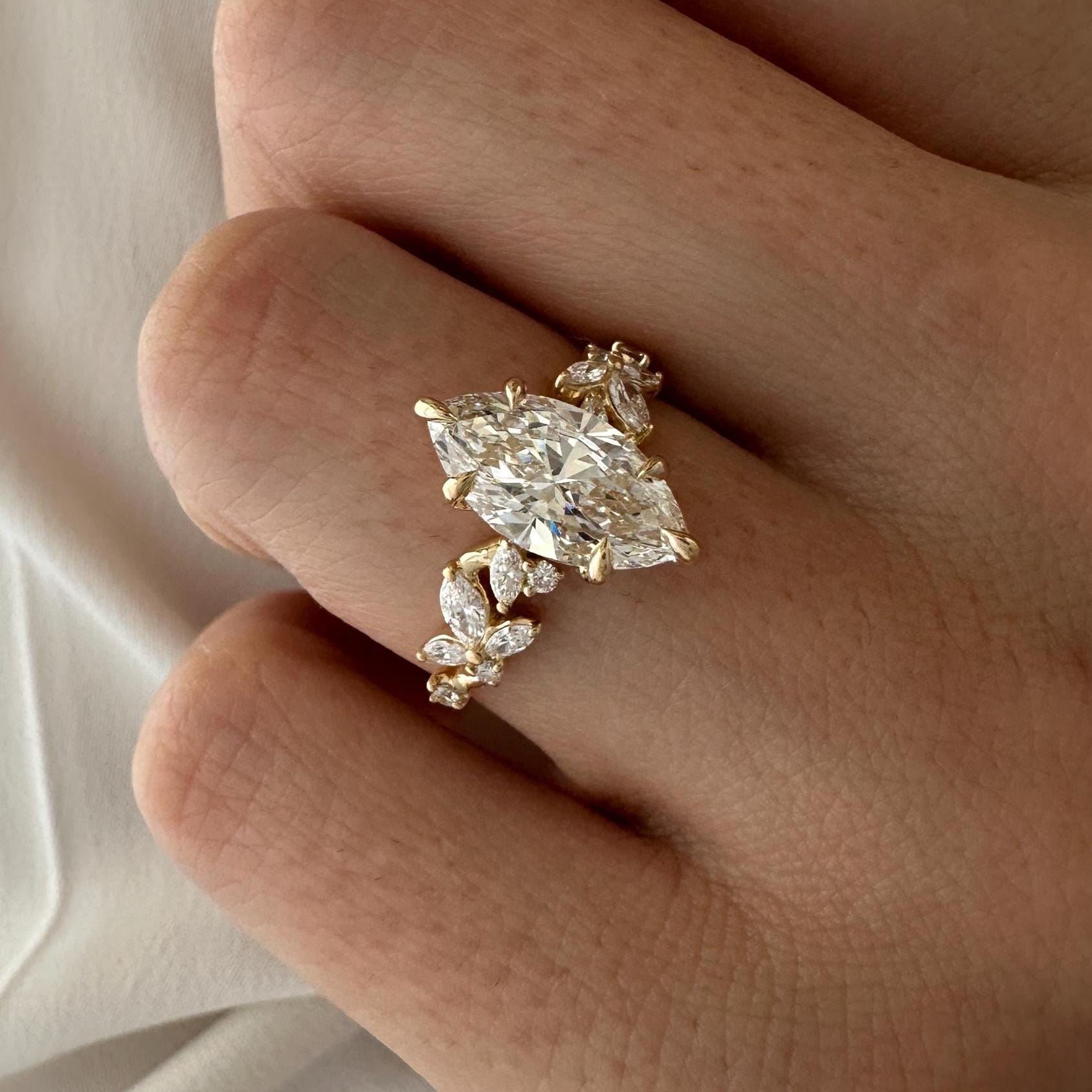 Magia del Bosque Anillo de Compromiso Inspirado en la Naturaleza con Diamante Lab  2 Quilates en Corte Marquise