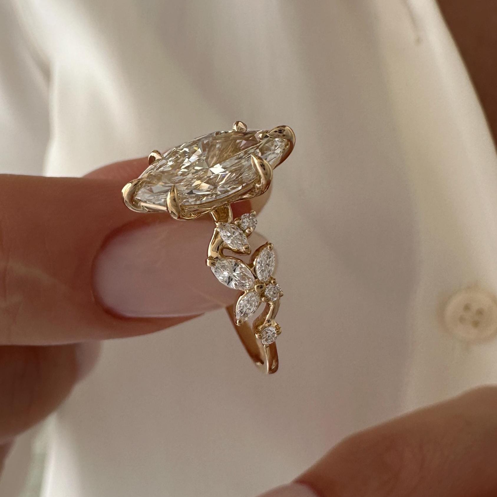 Magia del Bosque Anillo de Compromiso Inspirado en la Naturaleza con Diamante Lab  2 Quilates en Corte Marquise