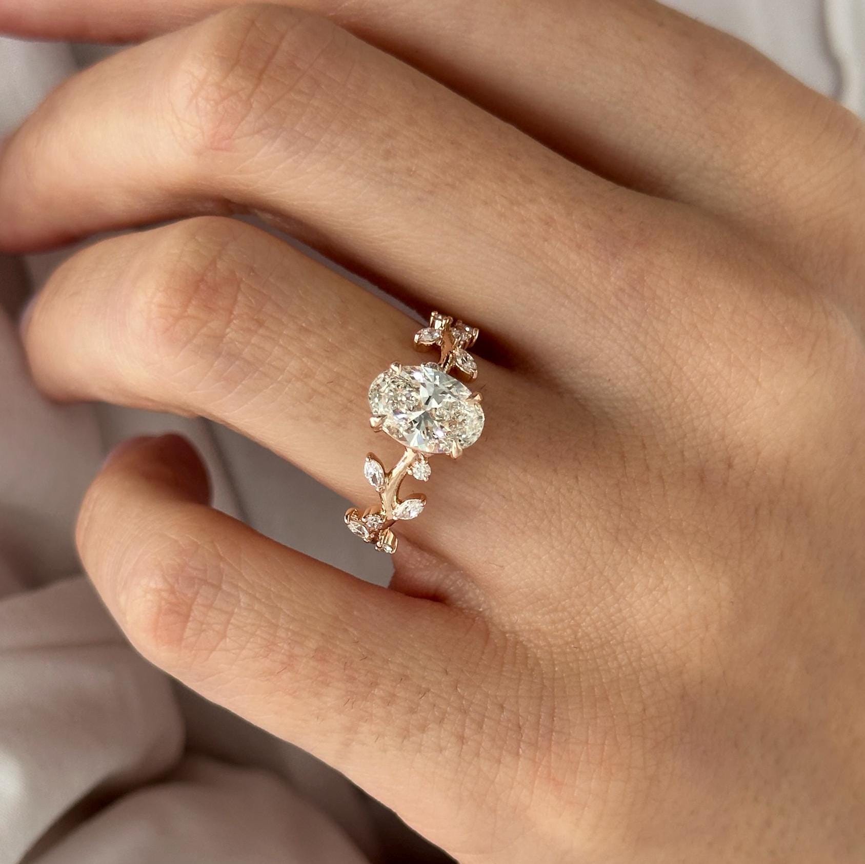 Rhea 1.5 Quilates Anillo Compromiso Diamante Ovalado con Ramas y Hojas de Diamante de Laboratorio en oro de 14 kilates