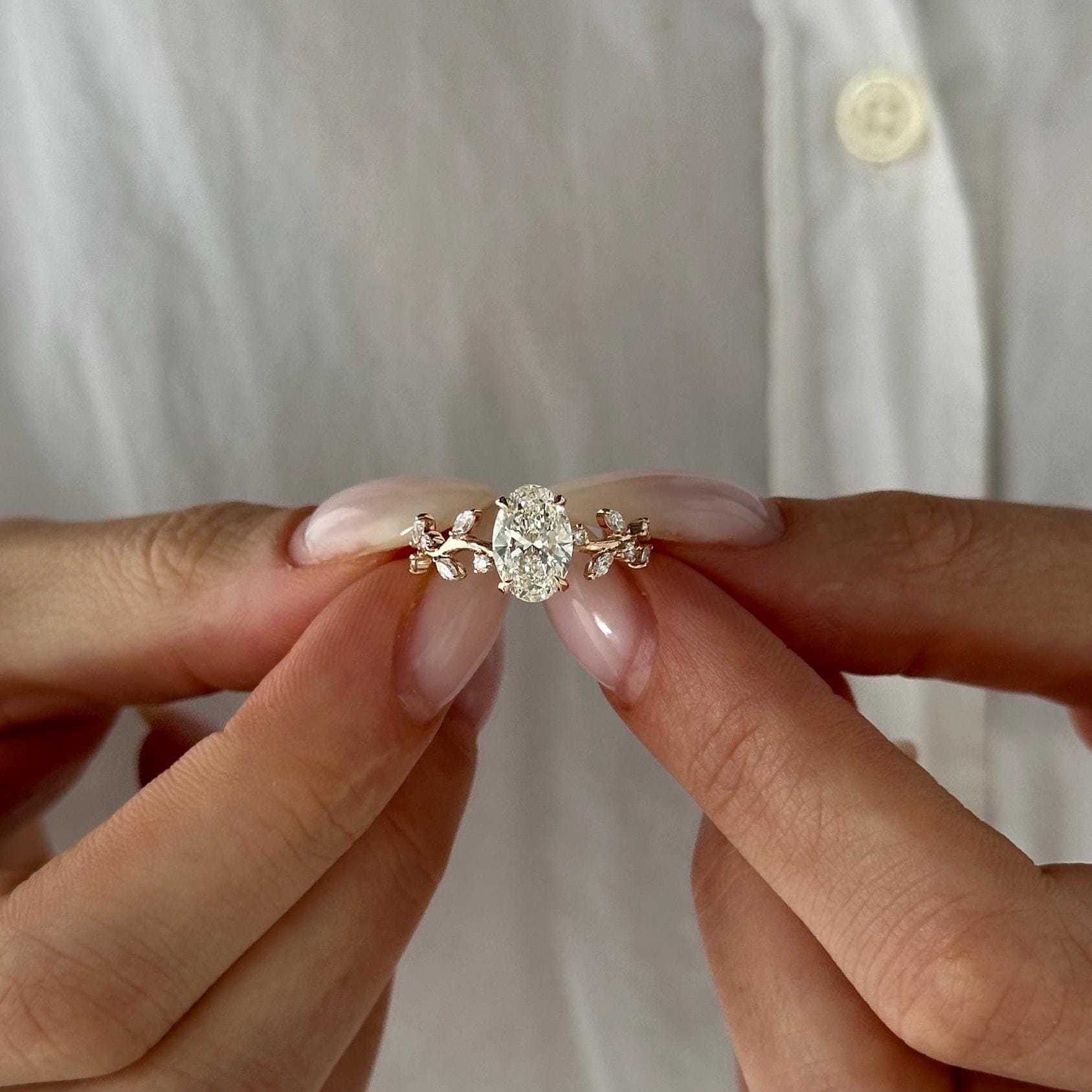 Rhea 1.5 Quilates Anillo Compromiso Diamante Ovalado con Ramas y Hojas de Diamante de Laboratorio en oro de 14 kilates