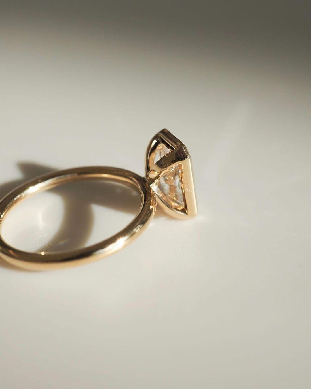 3 ct Anillo de Compromiso Solitario Corte Radiante con Montura Bezel