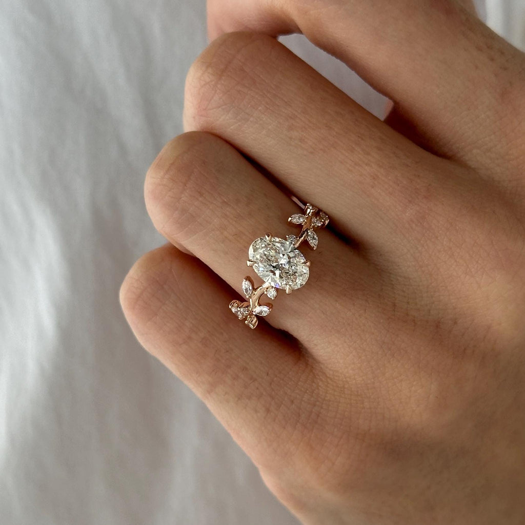 Rhea 1.5 Quilates Anillo Compromiso Diamante Ovalado con Ramas y Hojas de Diamante de Laboratorio en oro de 14 kilates