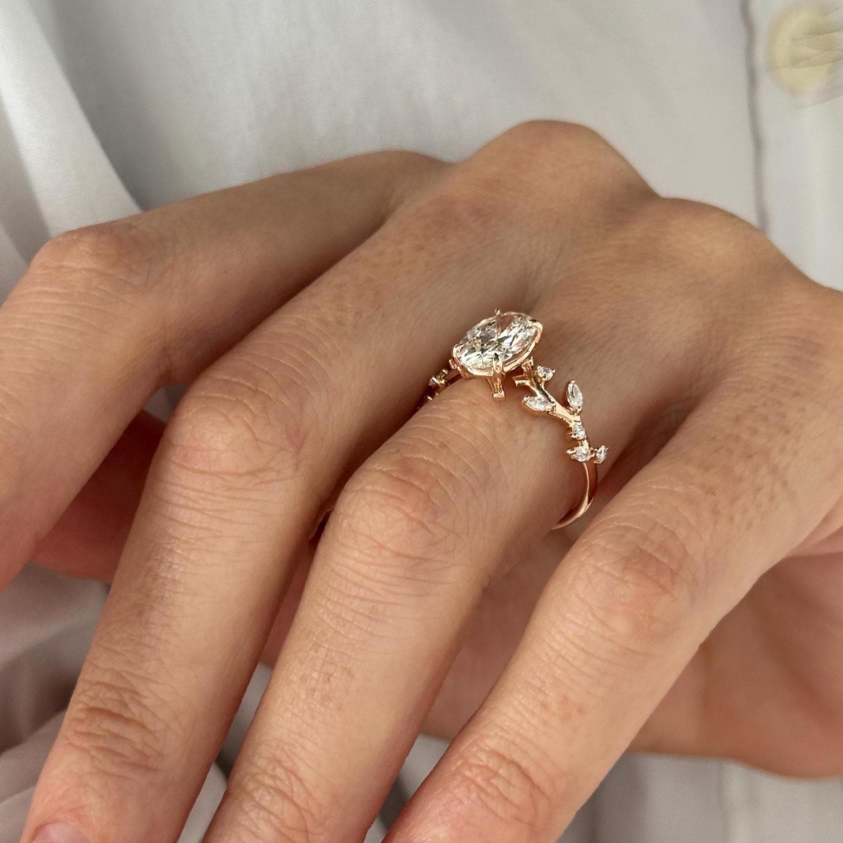 Rhea 1.5 Quilates Anillo Compromiso Diamante Ovalado con Ramas y Hojas de Diamante de Laboratorio en oro de 14 kilates