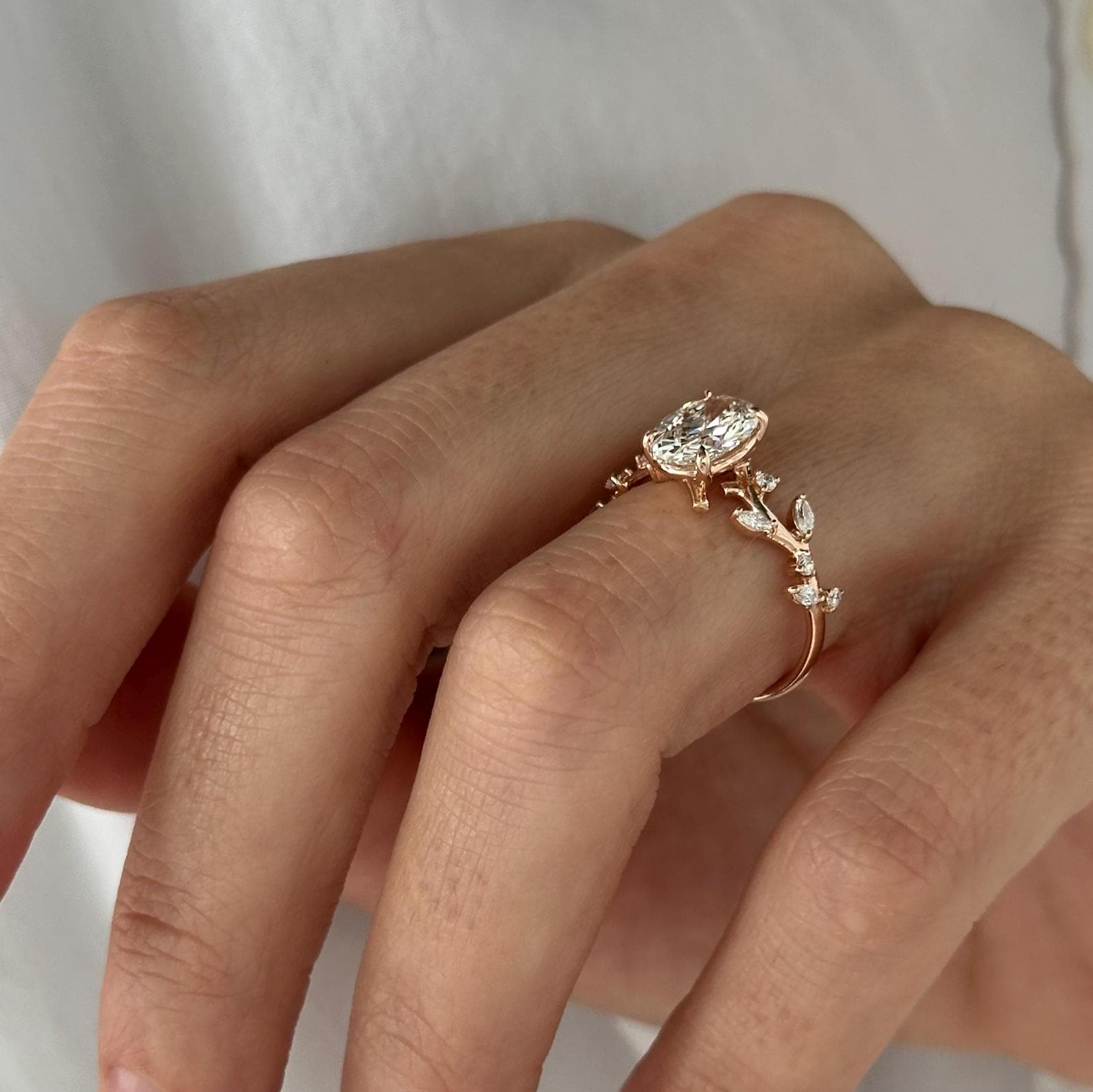 Rhea 1.5 Quilates Anillo Compromiso Diamante Ovalado con Ramas y Hojas de Diamante de Laboratorio en oro de 14 kilates