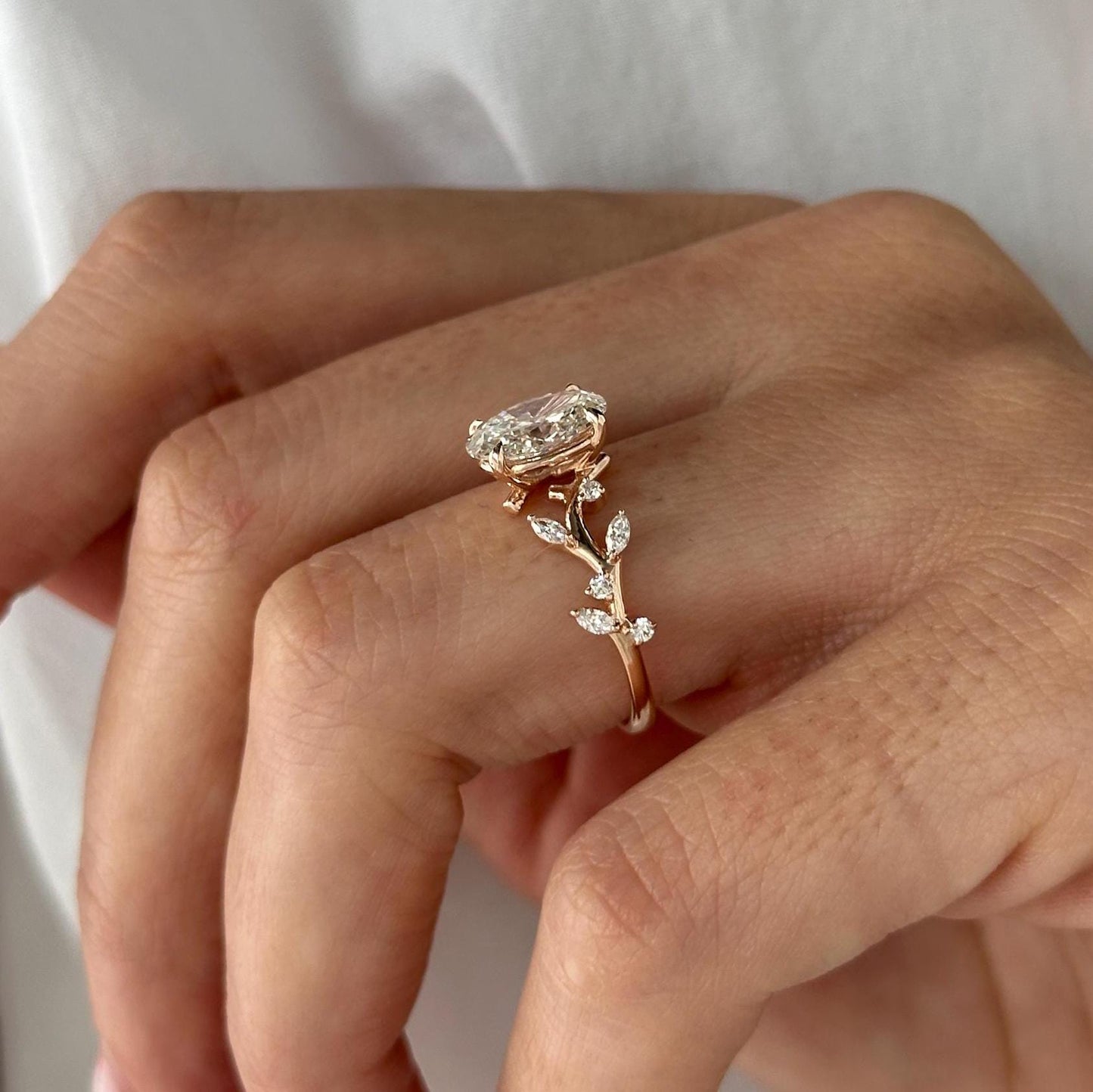 Erica — Anillo de Compromiso Diamante de Laboratorio Oval 1.5 ct Oro 14K