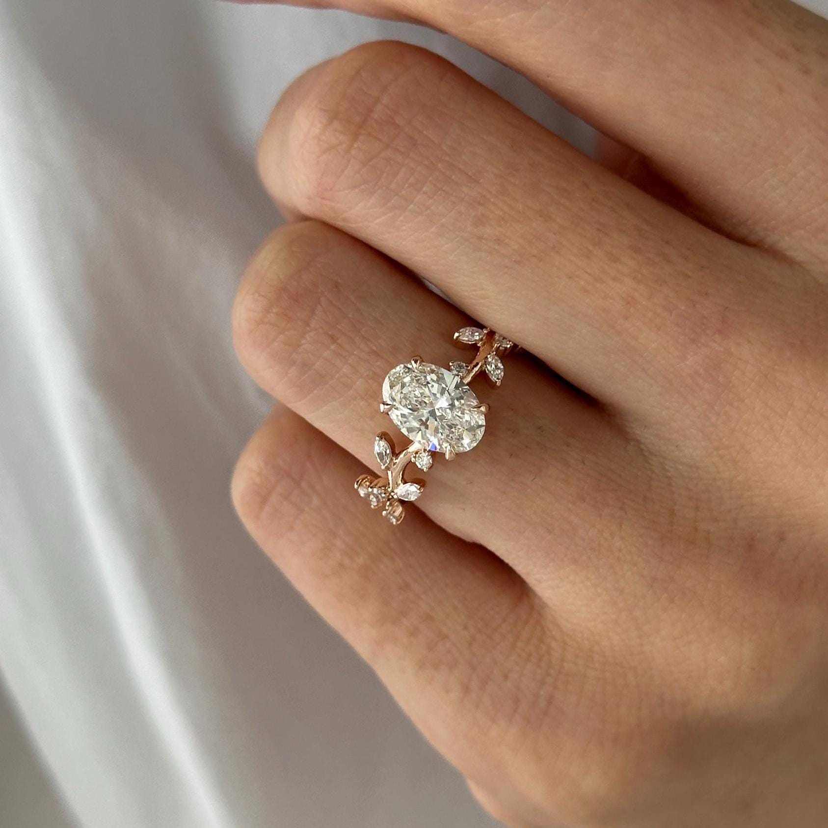 Rhea 1.5 Quilates Anillo Compromiso Diamante Ovalado con Ramas y Hojas de Diamante de Laboratorio en oro de 14 kilates