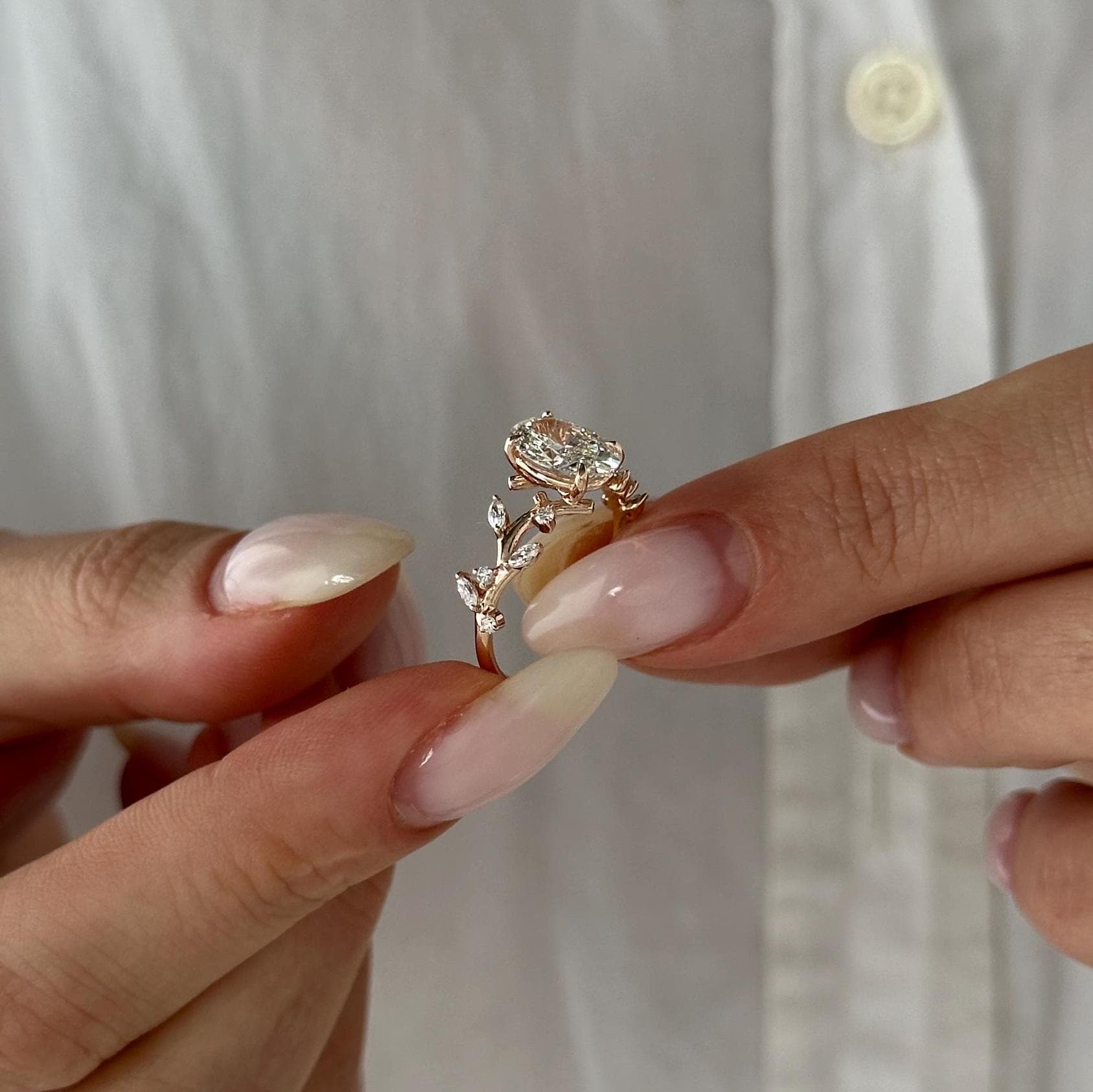 Rhea 1.5 Quilates Anillo Compromiso Diamante Ovalado con Ramas y Hojas de Diamante de Laboratorio en oro de 14 kilates