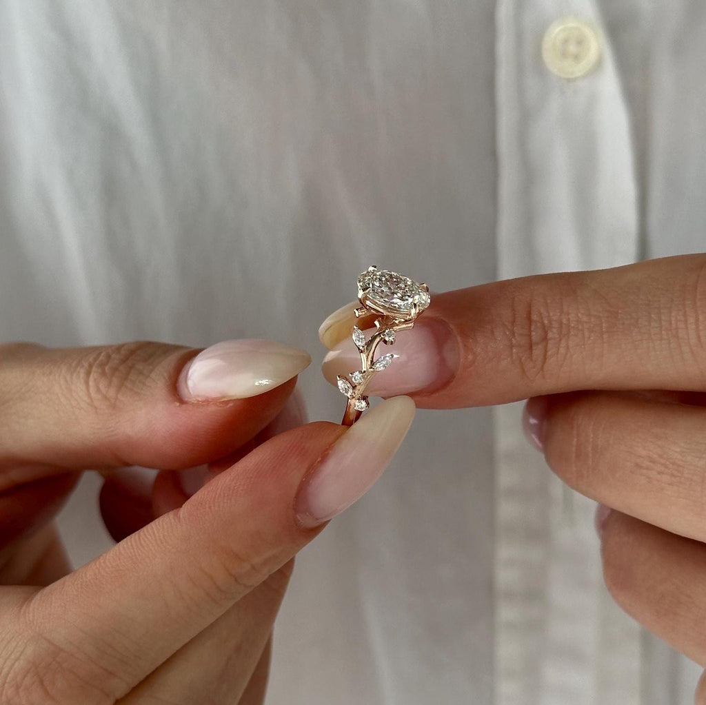 Rhea 1.5 Quilates Anillo Compromiso Diamante Ovalado con Ramas y Hojas de Diamante de Laboratorio en oro de 14 kilates