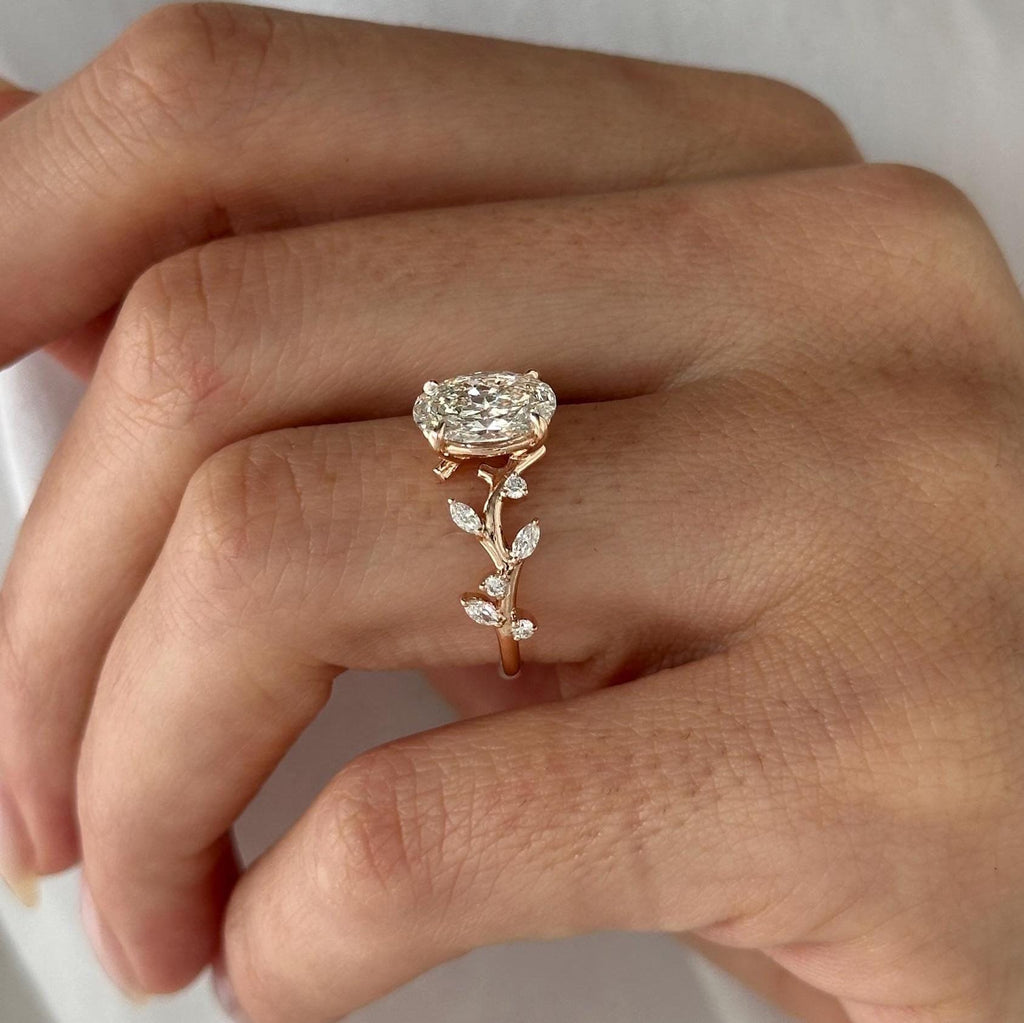 Rhea 1.5 Quilates Anillo Compromiso Diamante Ovalado con Ramas y Hojas de Diamante de Laboratorio en oro de 14 kilates