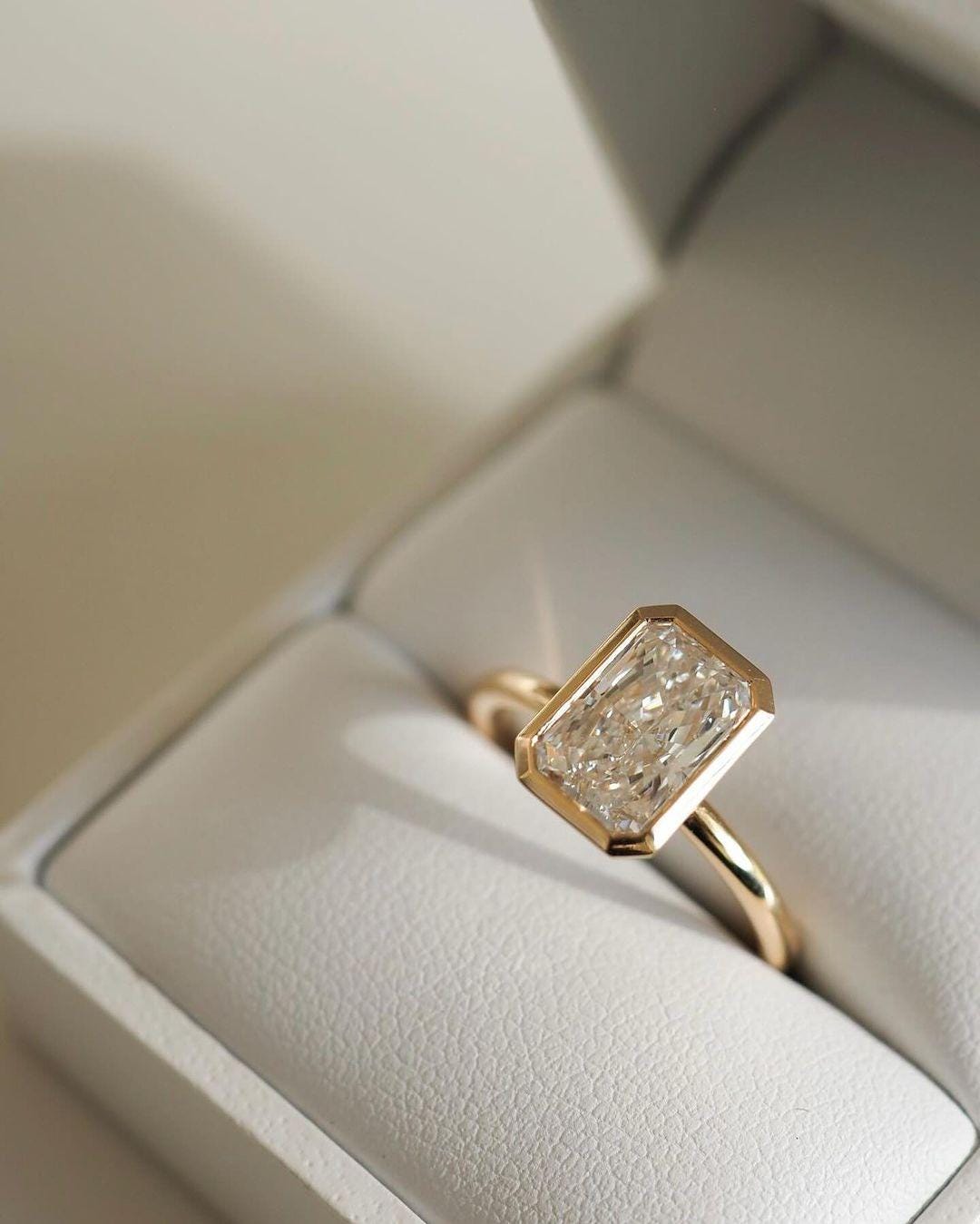 3 ct Anillo de Compromiso Solitario Corte Radiante con Montura Bezel