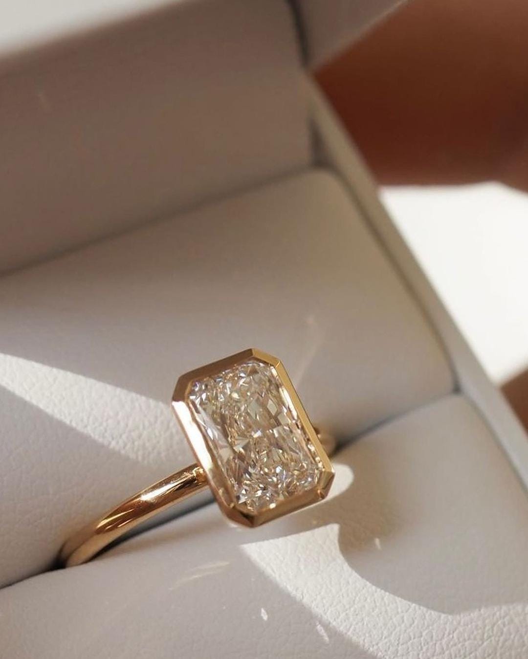 3 ct Anillo de Compromiso Solitario Corte Radiante con Montura Bezel