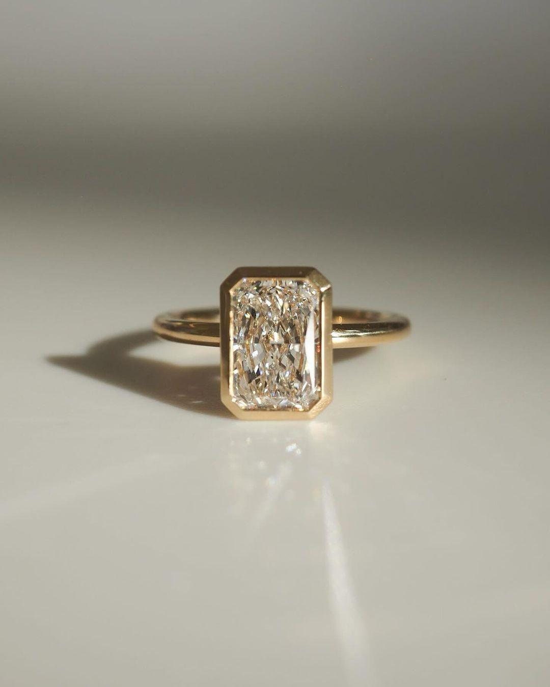 3 ct Anillo de Compromiso Solitario Corte Radiante con Montura Bezel