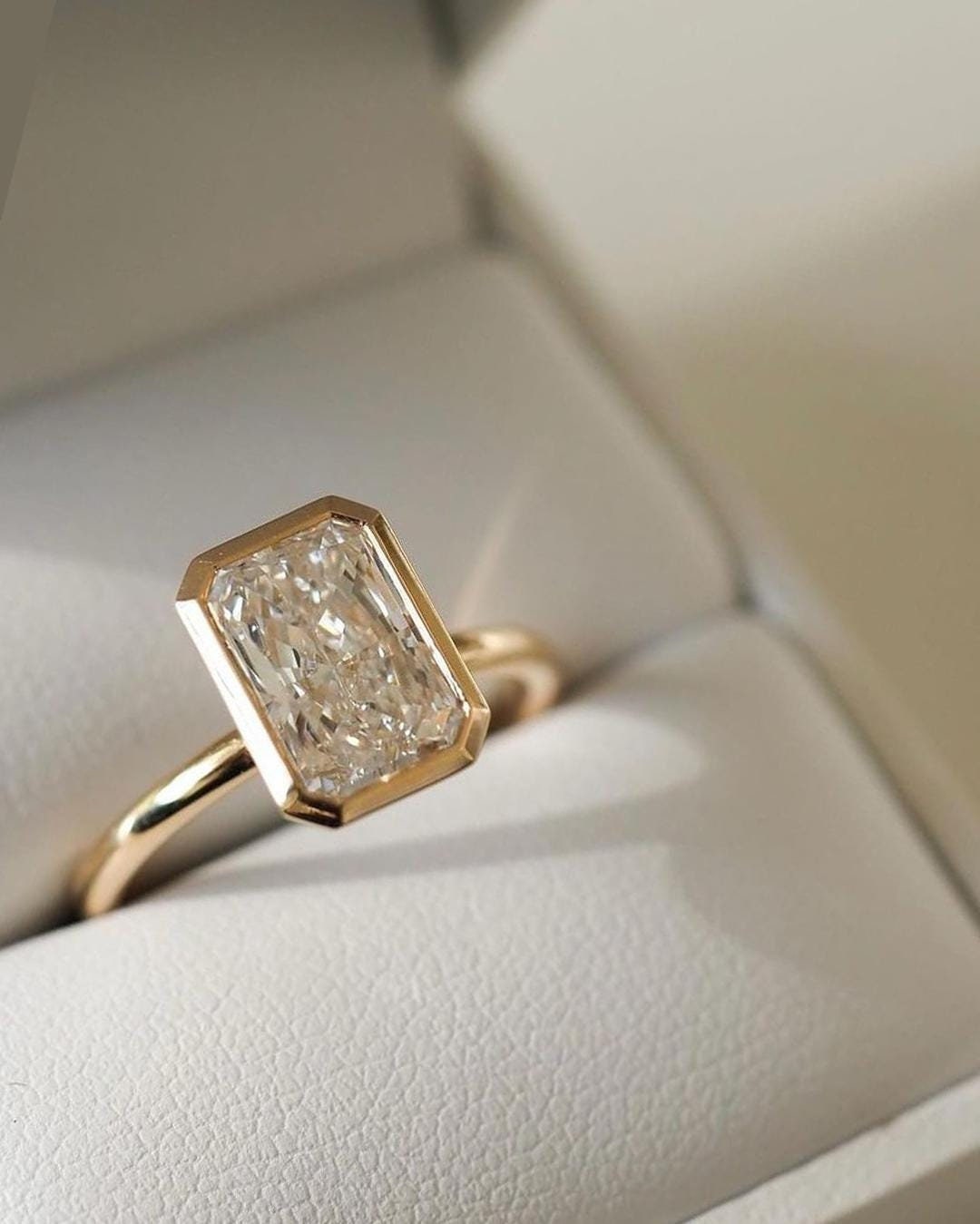3 ct Anillo de Compromiso Solitario Corte Radiante con Montura Bezel