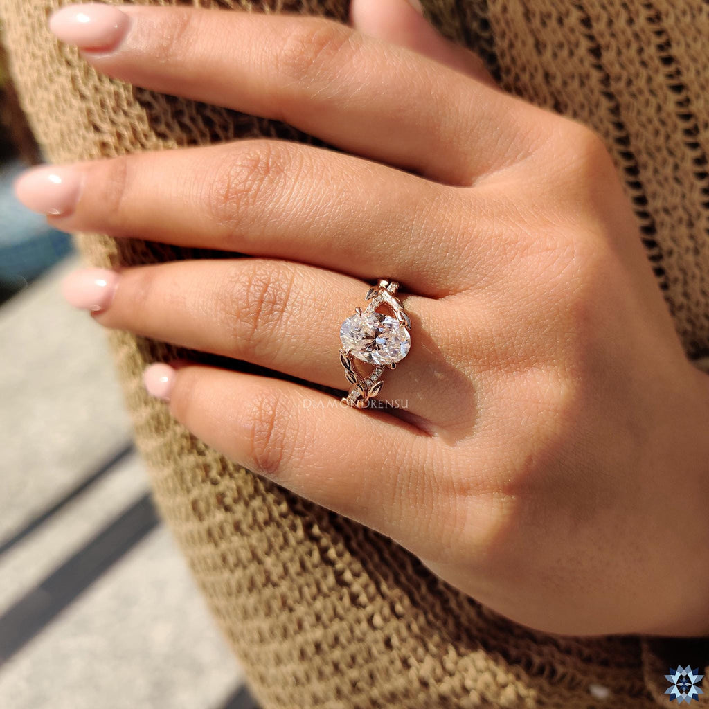 Selina 2.21 ct Anillo de Compromiso Oval Pavé Inspirado en la Naturaleza