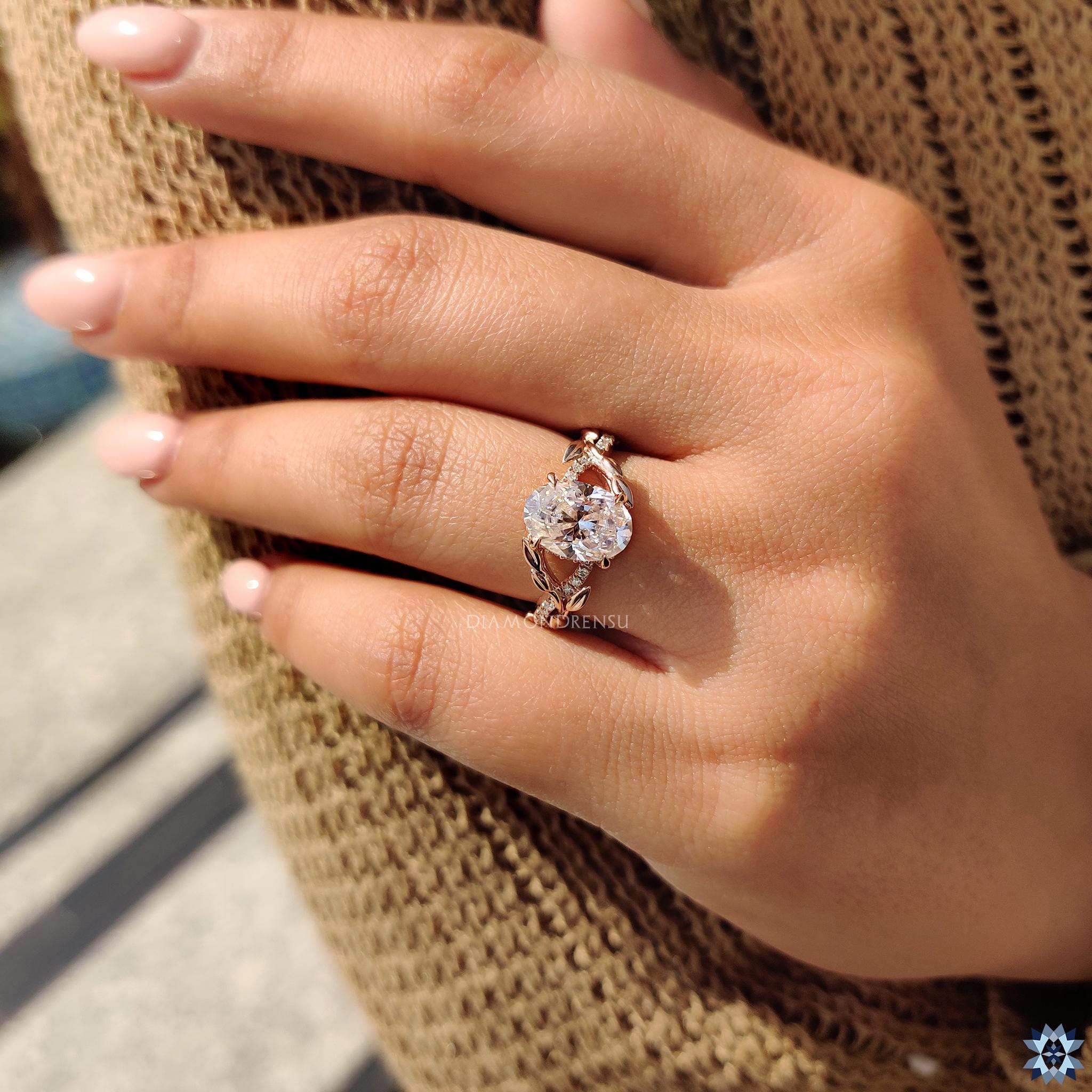 Selina 2.21 ct Anillo de Compromiso Oval Pavé Inspirado en la Naturaleza