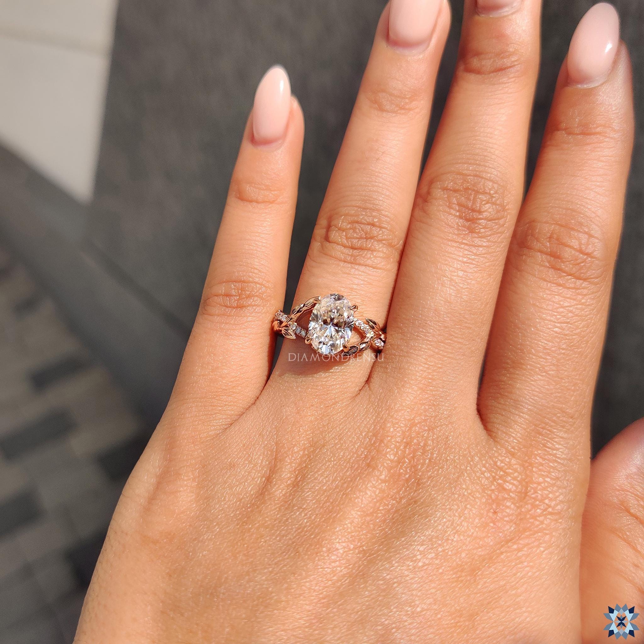 Selina 2.21 ct Anillo de Compromiso Oval Pavé Inspirado en la Naturaleza