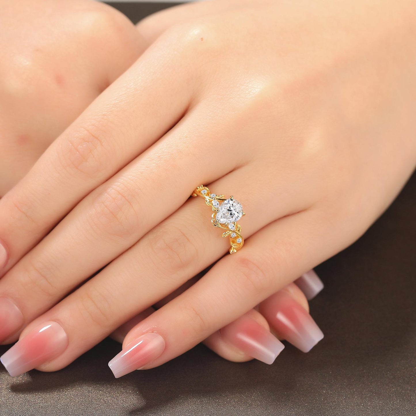 Lirio — Anillo de Compromiso Diamante de Laboratorio Pera 1.5 ct Oro 14K