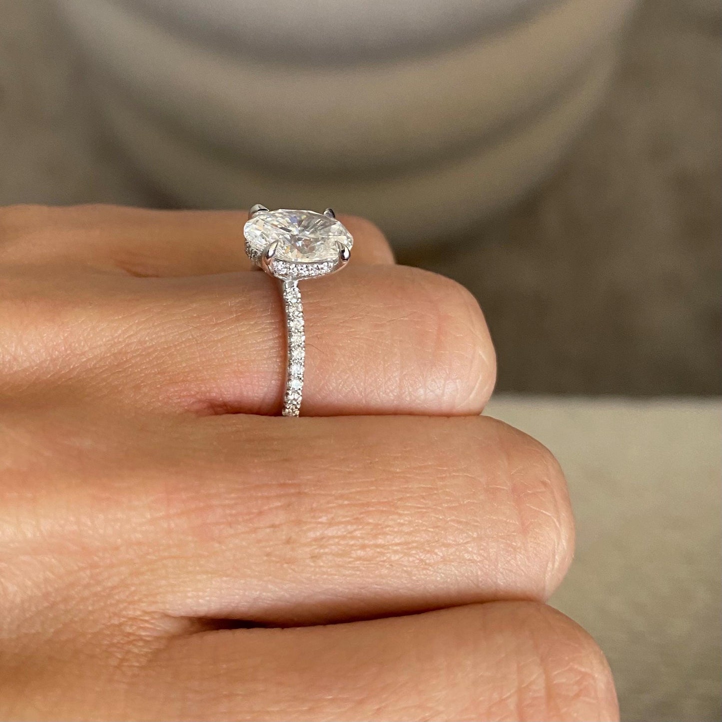 2 ct Anillo de Compromiso con Diamante Ovalado Lab-Grown · Halo Oculto y Banda Pavé