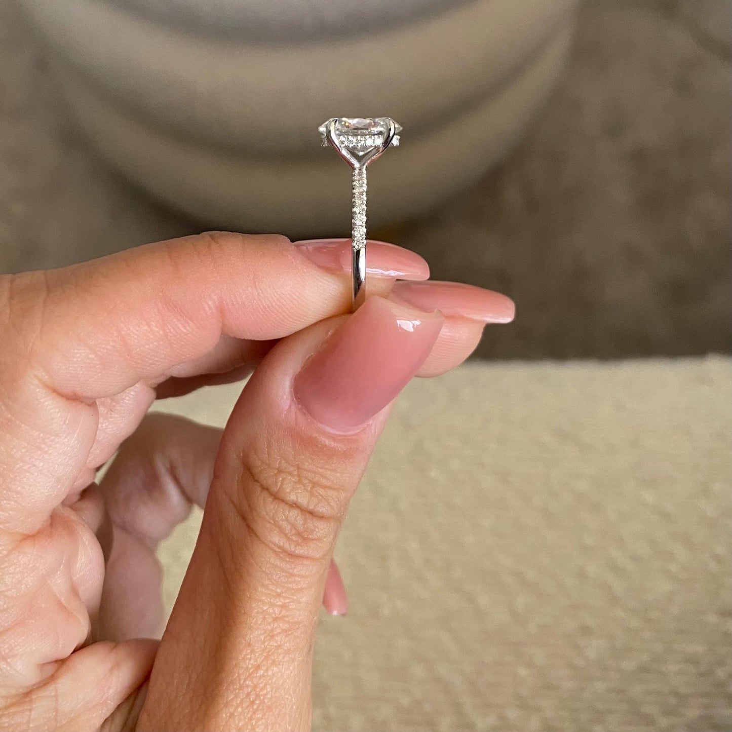 2 ct Anillo de Compromiso con Diamante Ovalado Lab-Grown · Halo Oculto y Banda Pavé