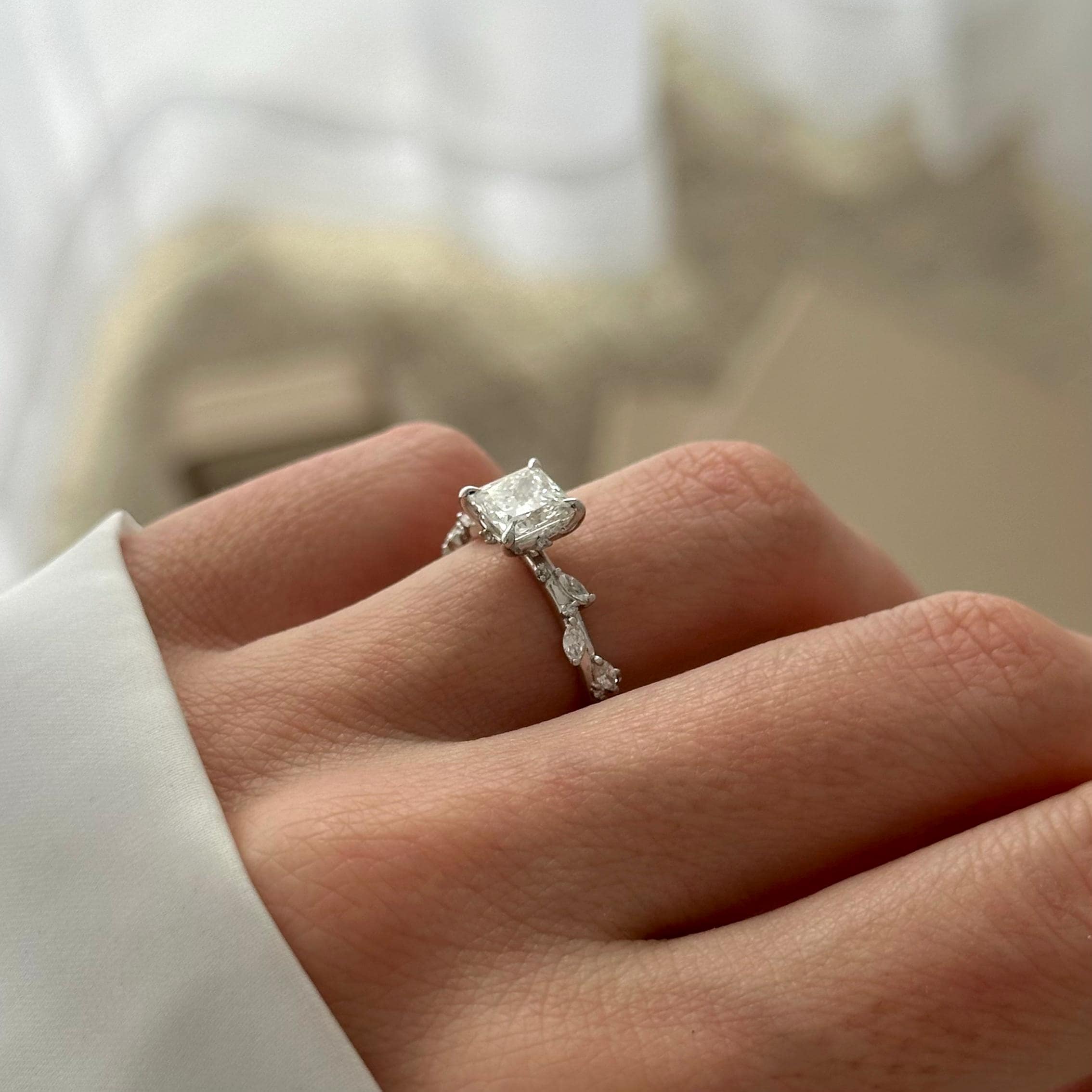 Mira Anillo de Compromiso de Diamante Princesa de Laboratorio de 1.2 Ct oro 14 k