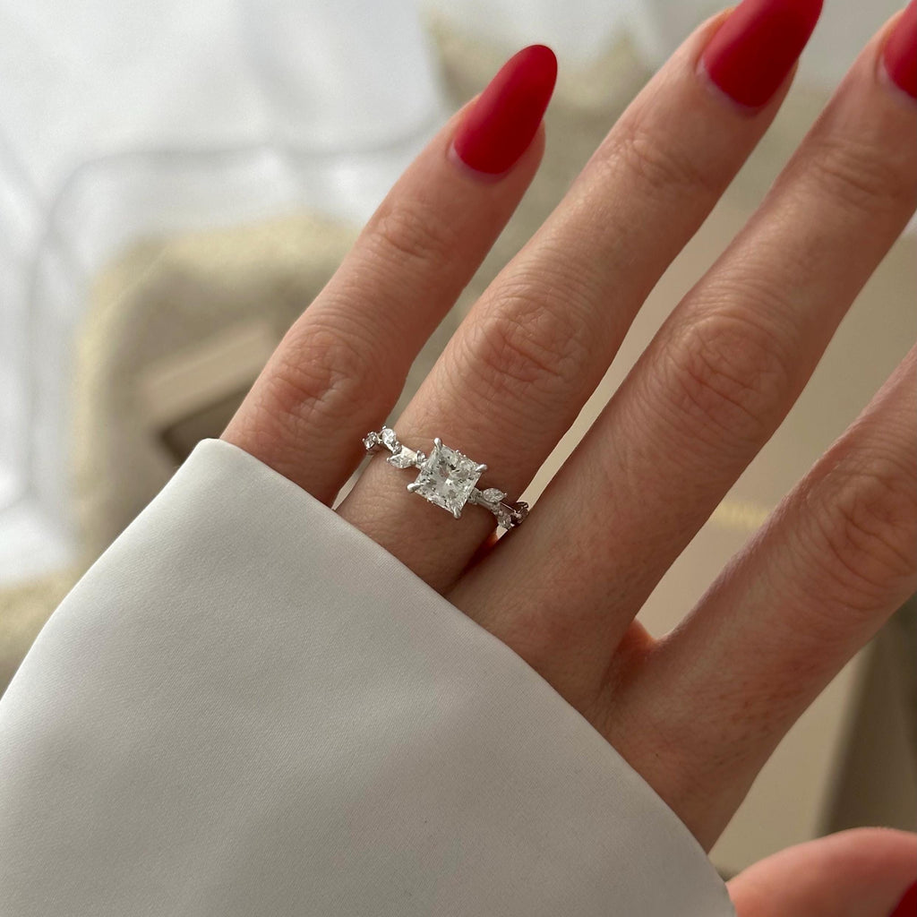 Mira Anillo de Compromiso de Diamante Princesa de Laboratorio de 1.2 Ct oro 14 k