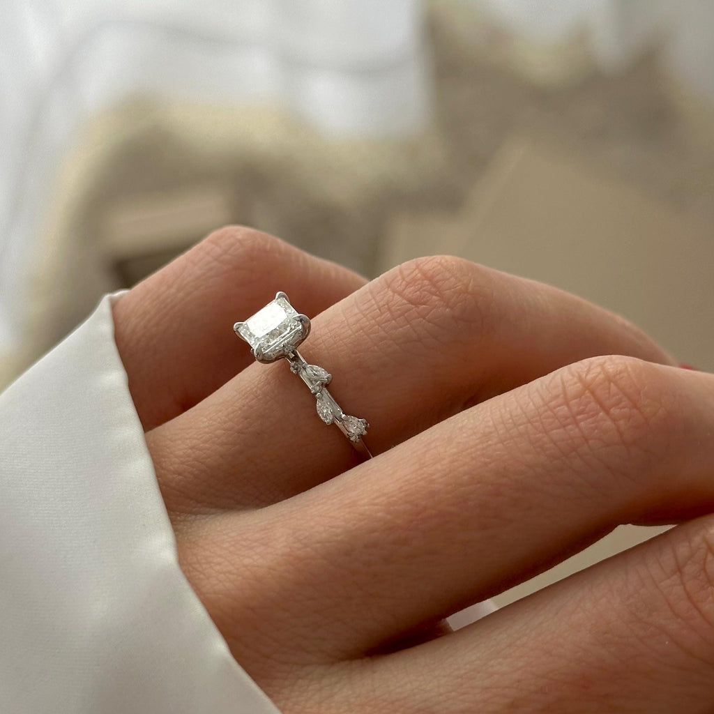 Mira Anillo de Compromiso de Diamante Princesa de Laboratorio de 1.2 Ct oro 14 k