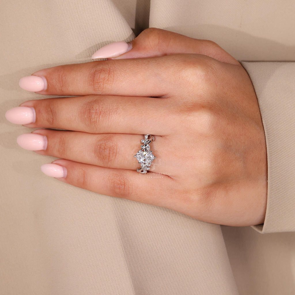 Suzu 1 ct Anillo de Compromiso Oval con Diseño de Hojas y Pétalos en Oro de 14K