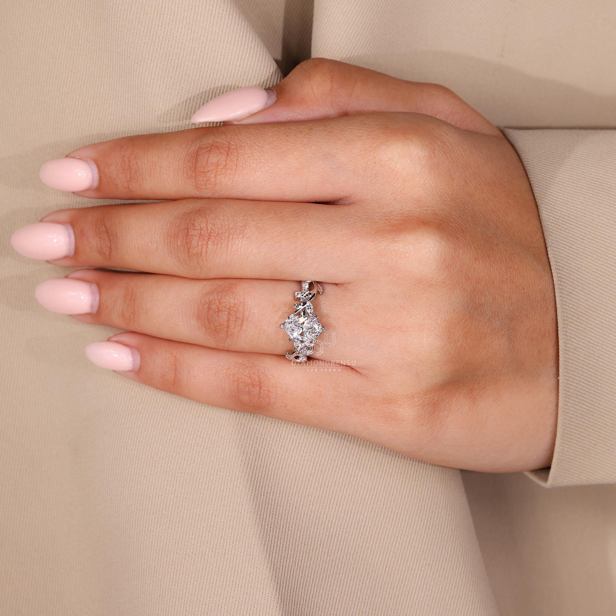 Suzu 1 ct Anillo de Compromiso Oval con Diseño de Hojas y Pétalos en Oro de 14K