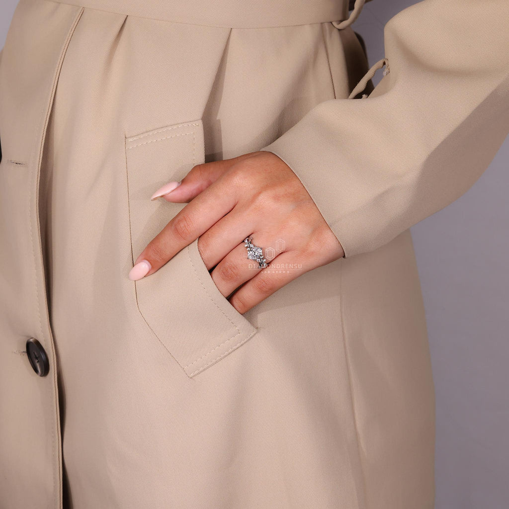 Suzu 1 ct Anillo de Compromiso Oval con Diseño de Hojas y Pétalos en Oro de 14K