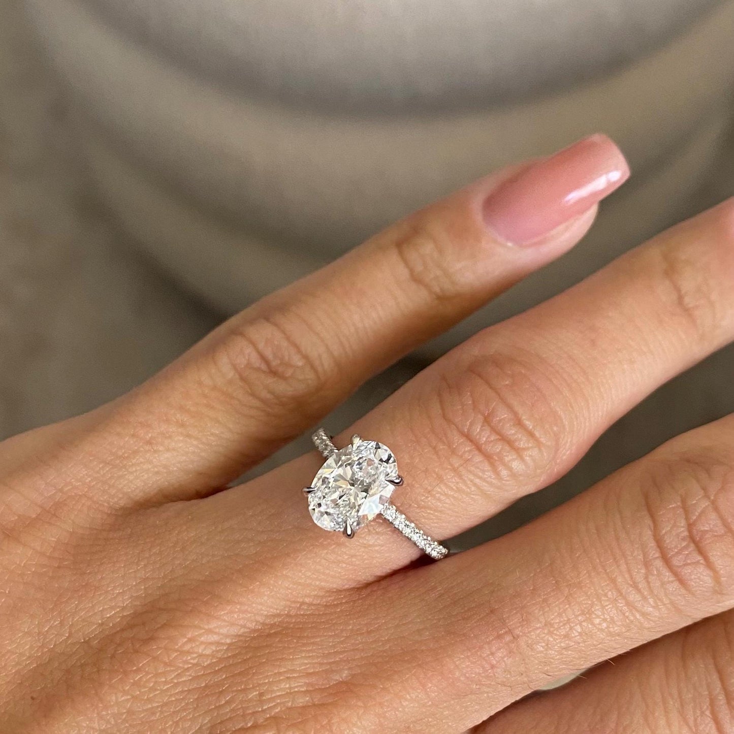 2 ct Anillo de Compromiso con Diamante Ovalado Lab-Grown · Halo Oculto y Banda Pavé