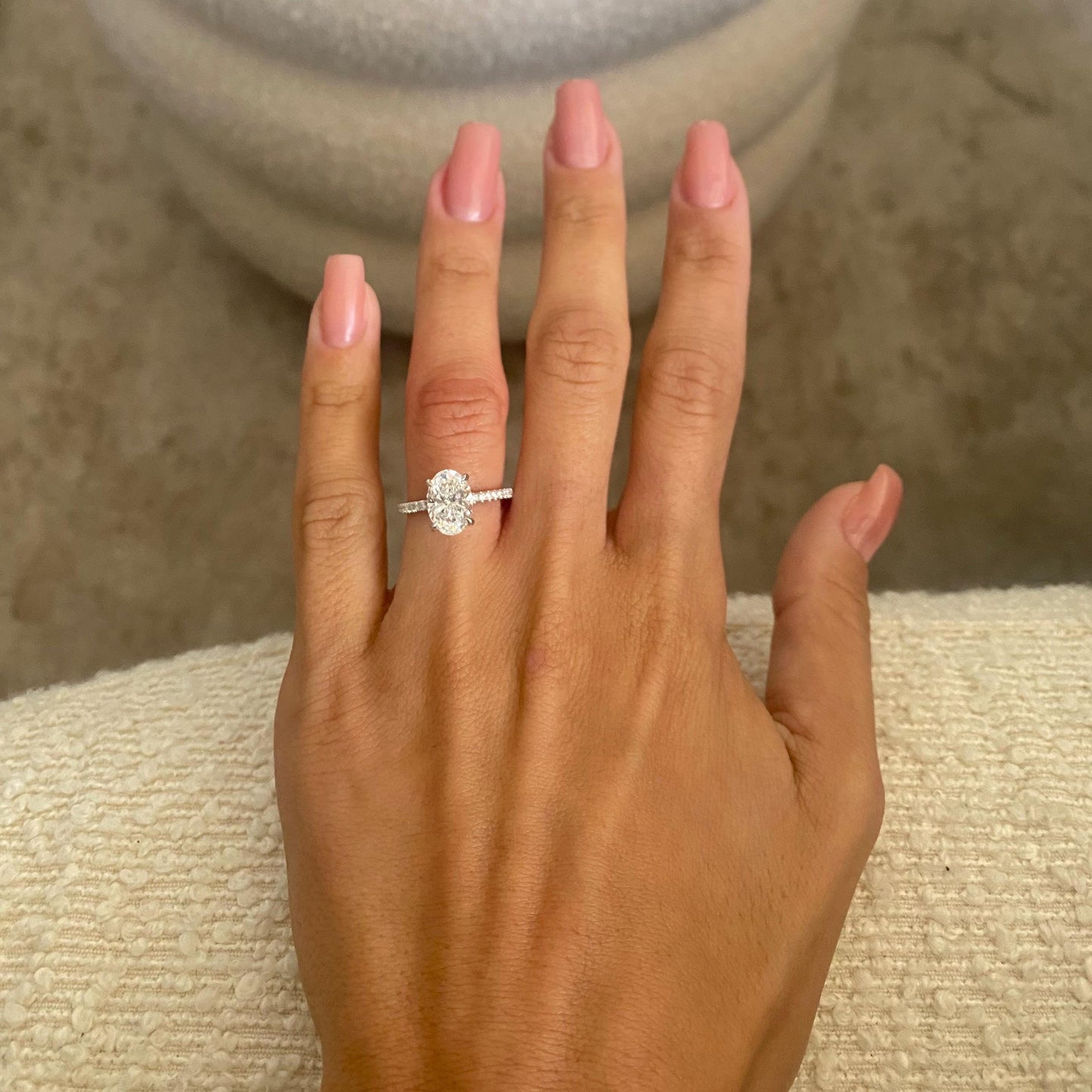 2 ct Anillo de Compromiso con Diamante Ovalado Lab-Grown · Halo Oculto y Banda Pavé