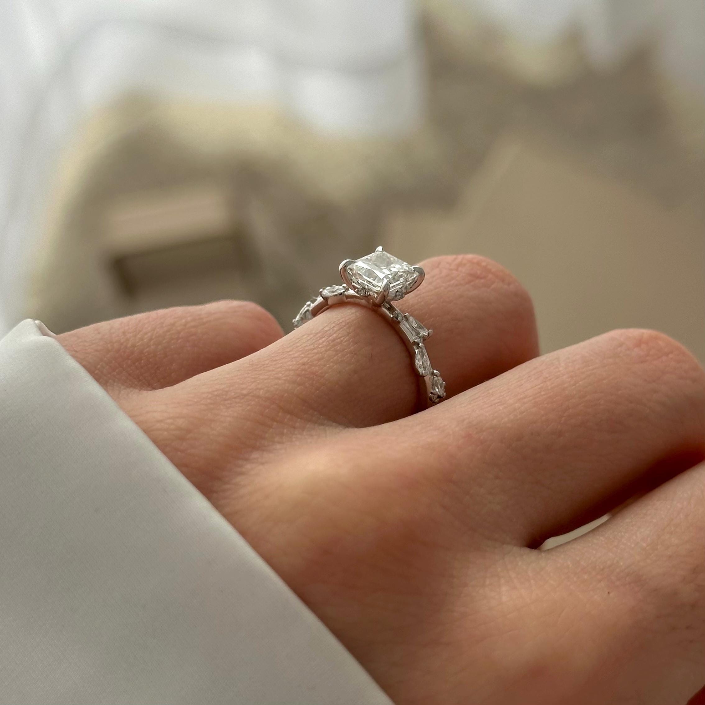 Mira Anillo de Compromiso de Diamante Princesa de Laboratorio de 1.2 Ct oro 14 k