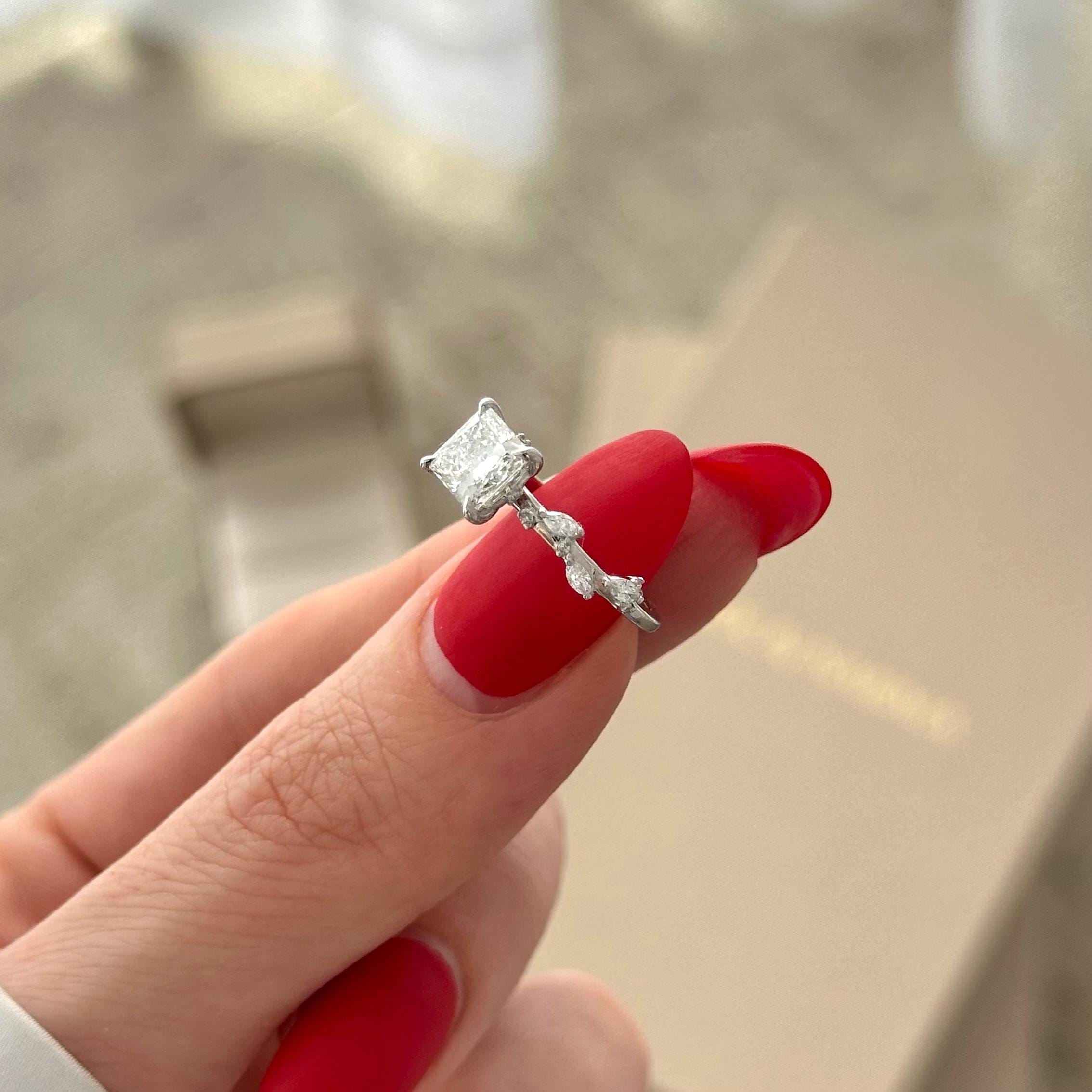 Mira Anillo de Compromiso de Diamante Princesa de Laboratorio de 1.2 Ct oro 14 k