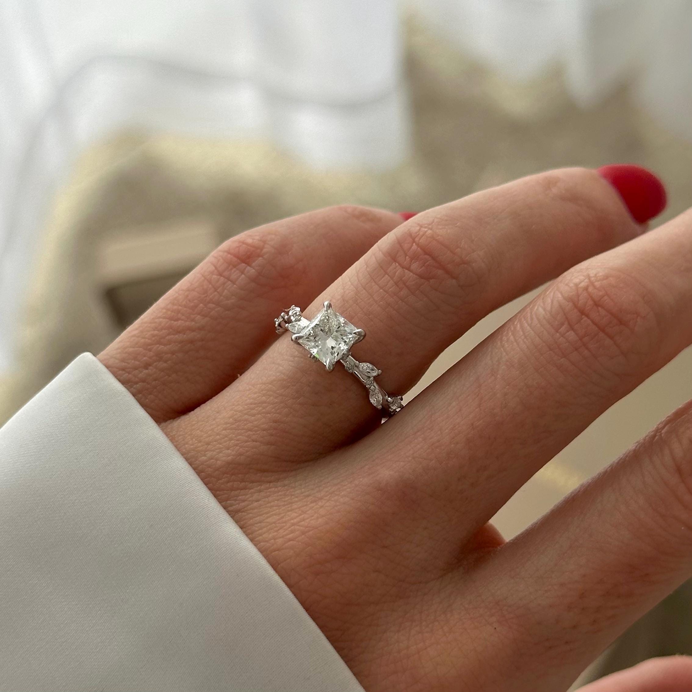 Mira Anillo de Compromiso de Diamante Princesa de Laboratorio de 1.2 Ct oro 14 k