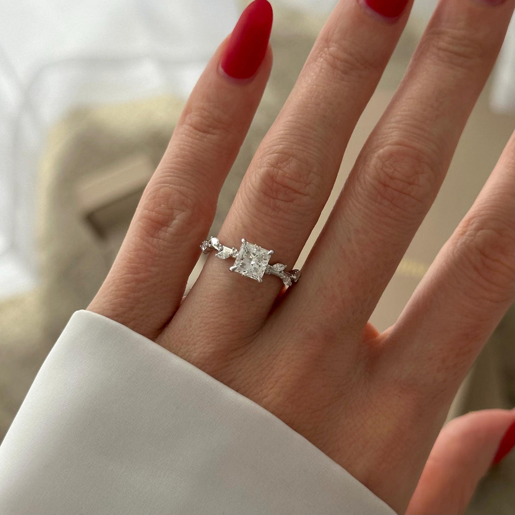 Mira Anillo de Compromiso de Diamante Princesa de Laboratorio de 1.2 Ct oro 14 k