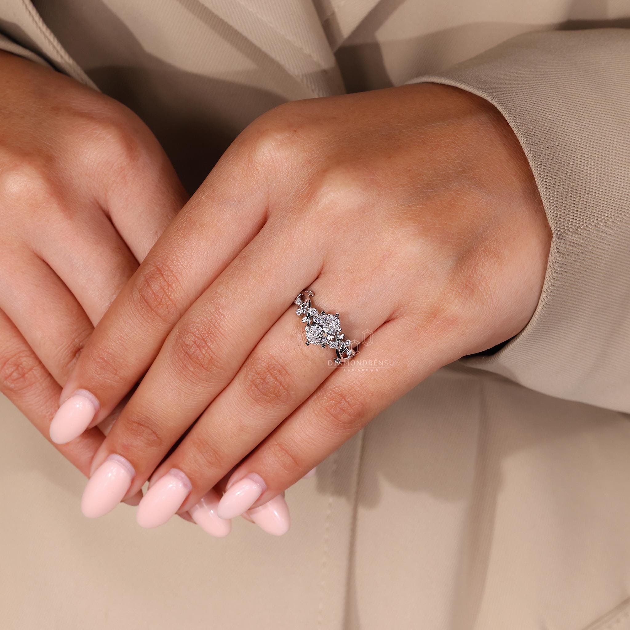 Suzu 1 ct Anillo de Compromiso Oval con Diseño de Hojas y Pétalos en Oro de 14K