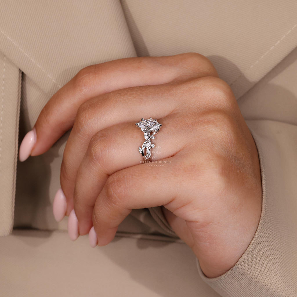 Suzu 1 ct Anillo de Compromiso Oval con Diseño de Hojas y Pétalos en Oro de 14K