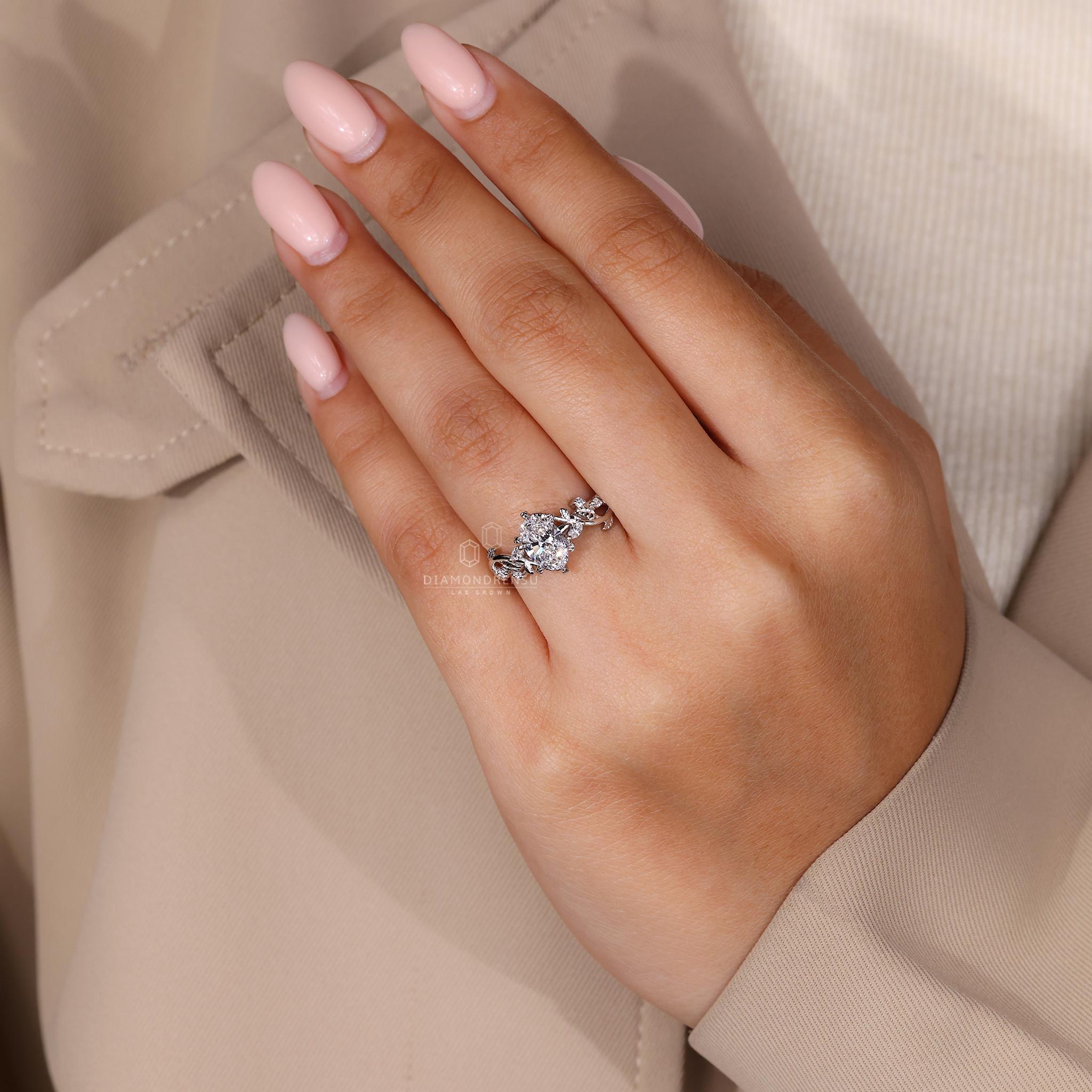 Suzu 1 ct Anillo de Compromiso Oval con Diseño de Hojas y Pétalos en Oro de 14K