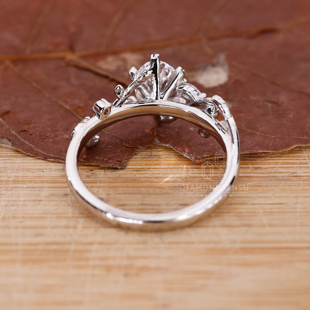 Suzu 1 ct Anillo de Compromiso Oval con Diseño de Hojas y Pétalos en Oro de 14K