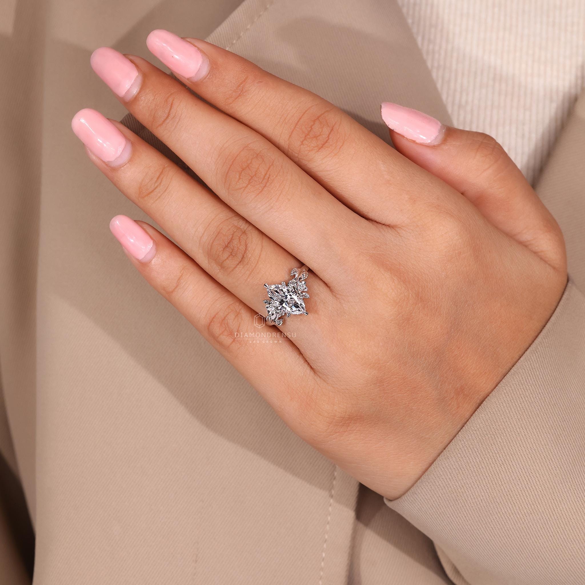 Azula 1 Quilate Anillo de Compromiso  Hojas y Pétalos de Oro Diamante de Laboratorio en Corte Marquise