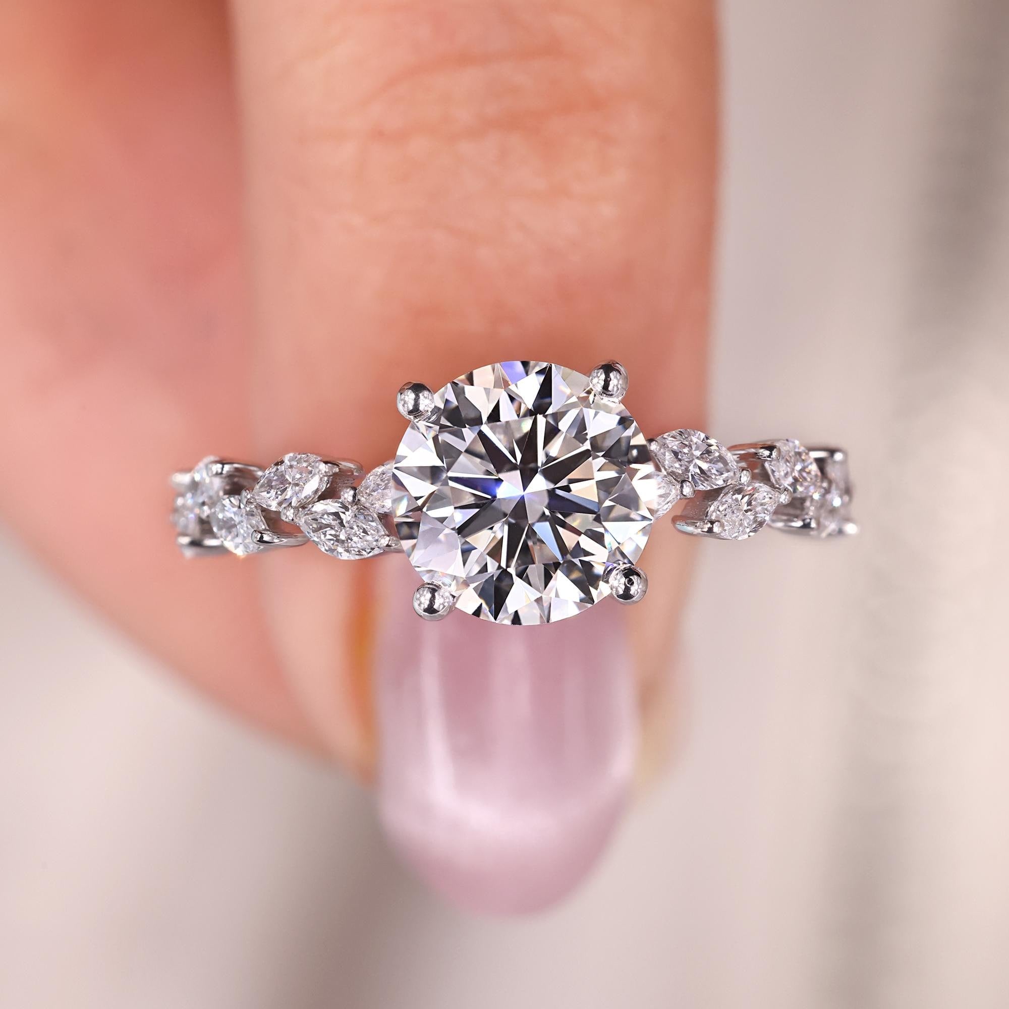 Haku Anillo de Compromiso con Diamante Redondo de 1.50ct Creado en Laboratorio: Diseño de Hoja de Vid