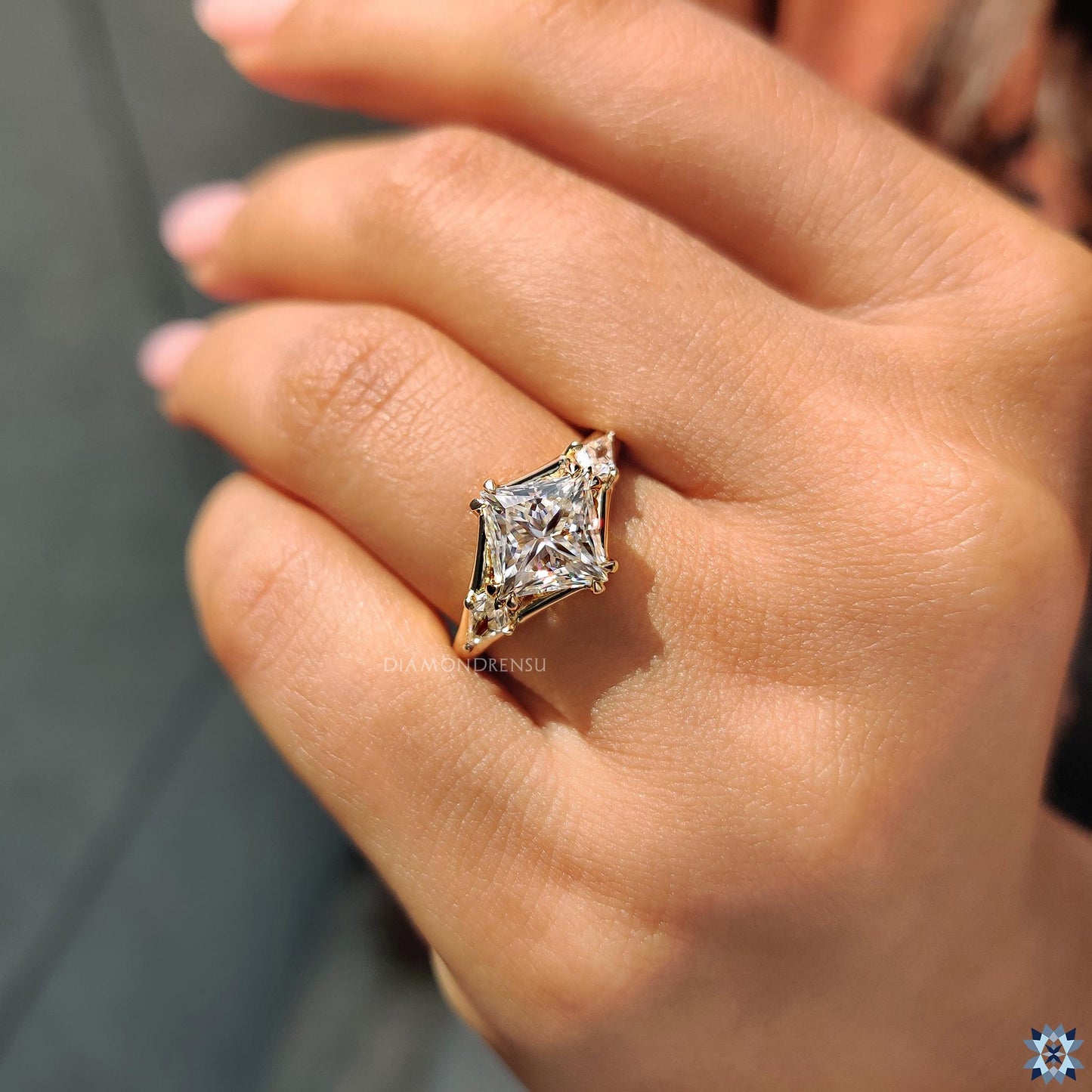 Narciso — Anillo de Compromiso Diamante de Laboratorio Princesa 3 Piedras Oro 14K