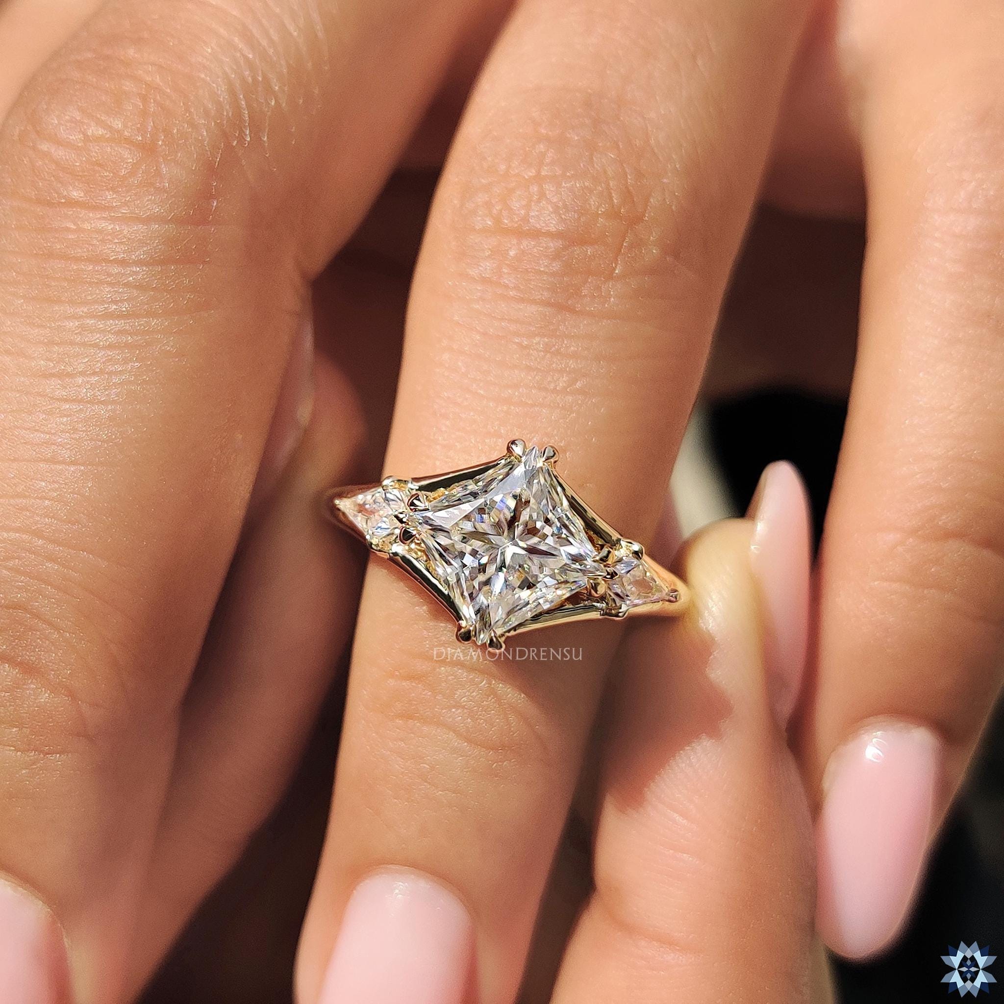 Niebla del Valle Anillo de Compromiso 3 Piedras con Diamante de Laboratorio Corte Princesa en Oro de 14K