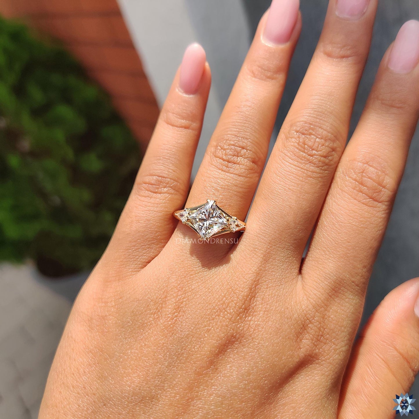 Narciso — Anillo de Compromiso Diamante de Laboratorio Princesa 3 Piedras Oro 14K