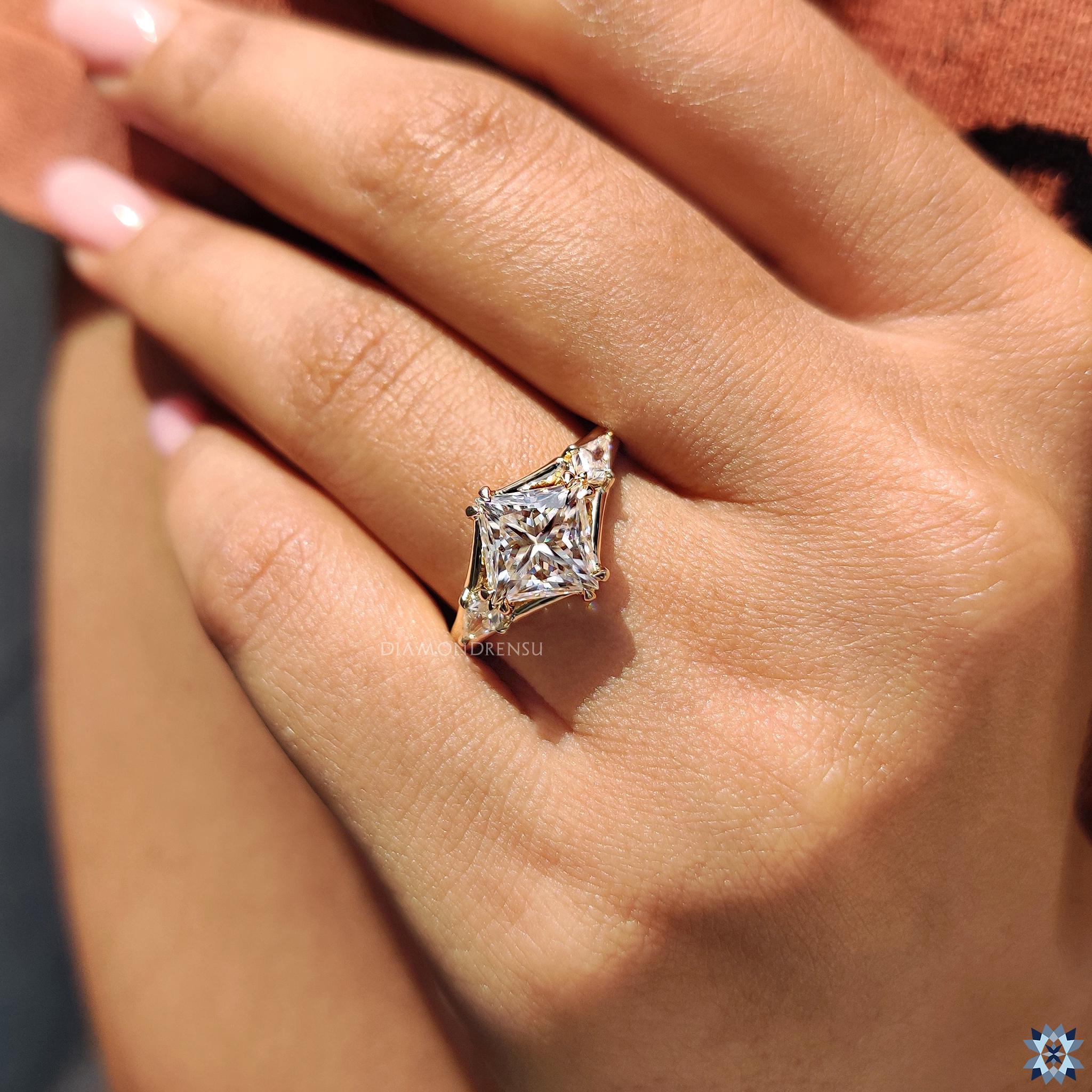 Niebla del Valle Anillo de Compromiso 3 Piedras con Diamante de Laboratorio Corte Princesa en Oro de 14K