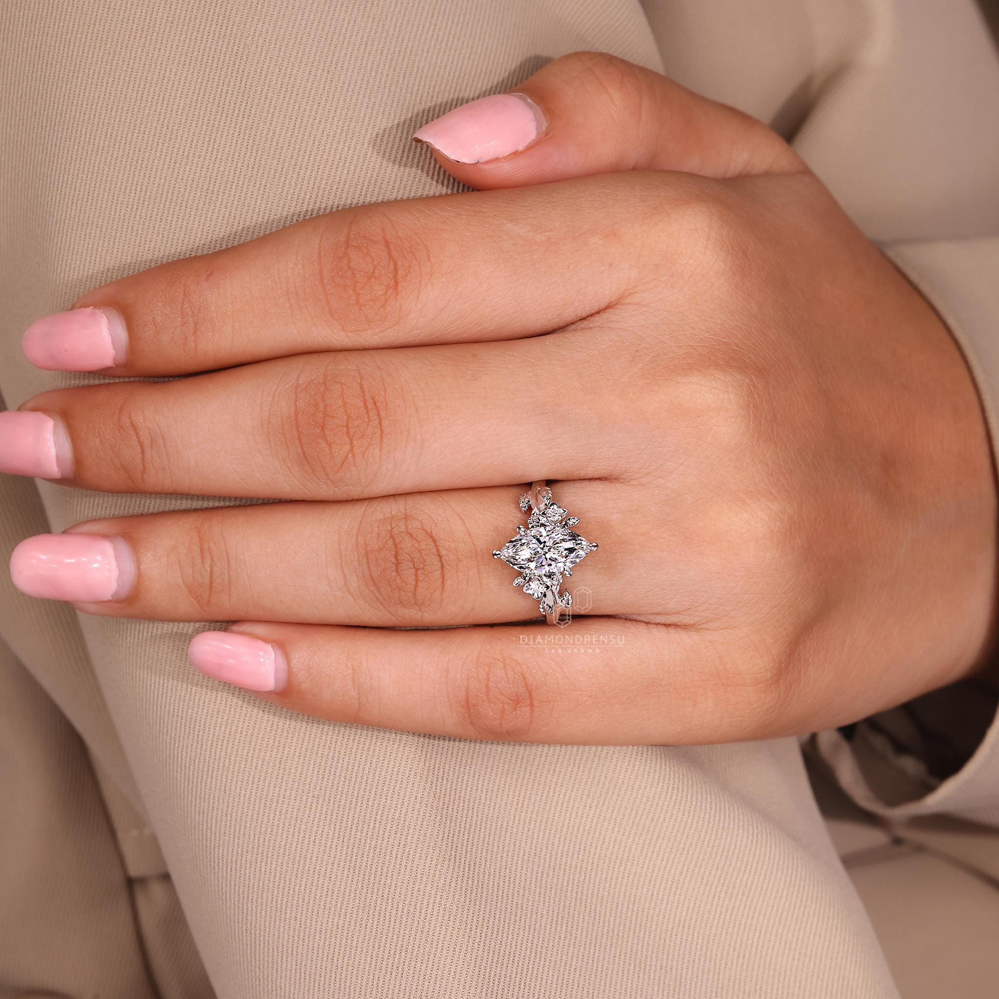 Azula 1 Quilate Anillo de Compromiso  Hojas y Pétalos de Oro Diamante de Laboratorio en Corte Marquise